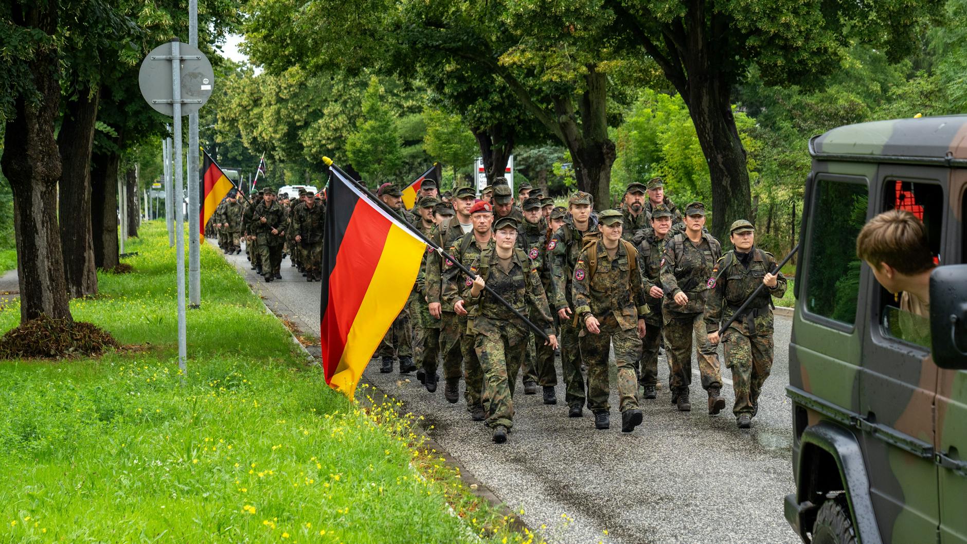 Hier sind die Soldatinnen und Soldaten bei ihrem Gedenkmarsch auf dem Weg nach Potsdam.