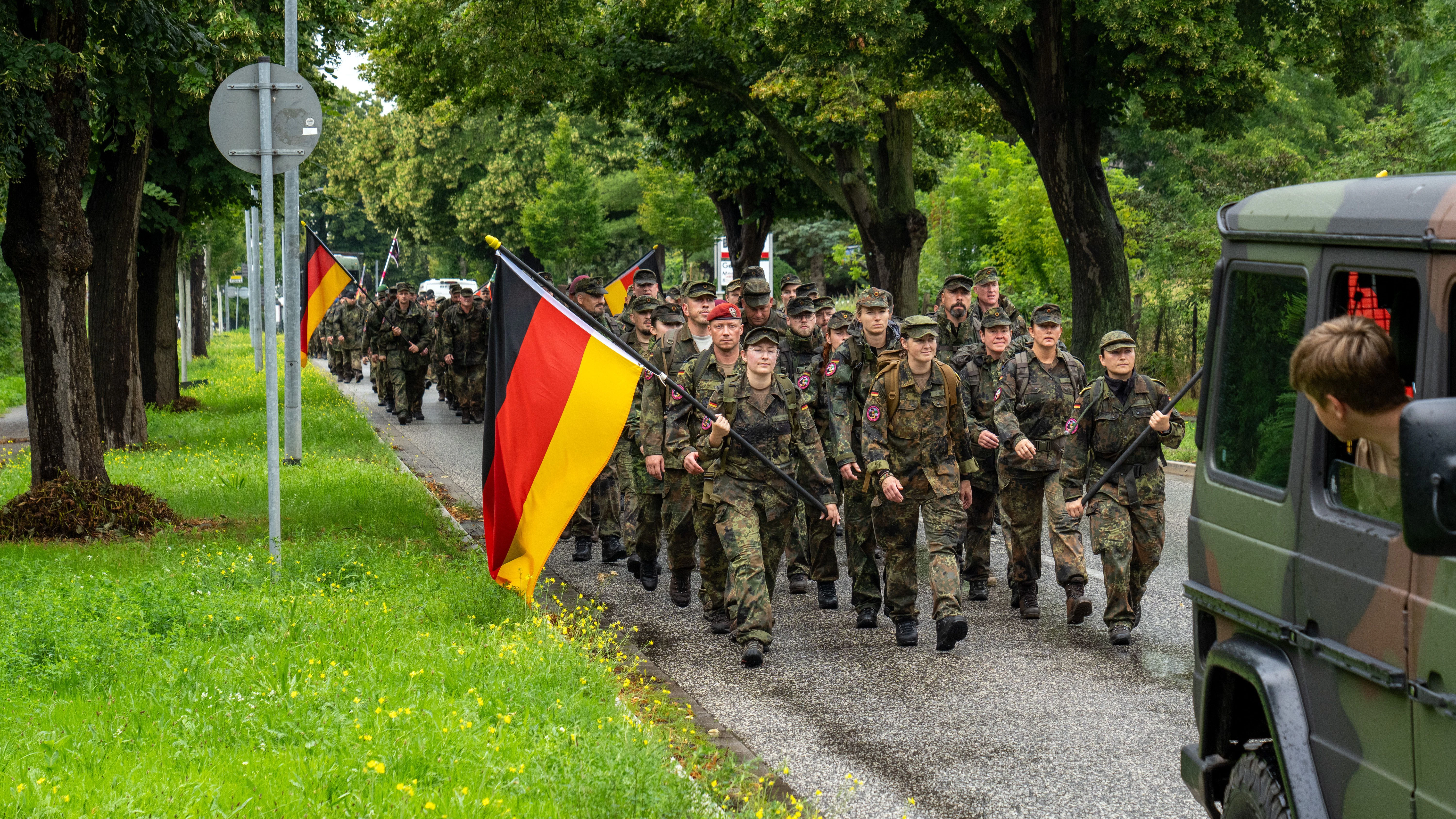 Hier sind die Soldatinnen und Soldaten bei ihrem Gedenkmarsch auf dem Weg nach Potsdam.