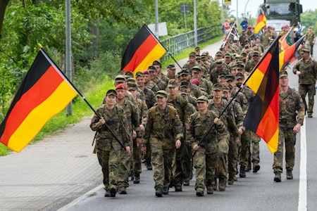 Straßen blockiert, weil Soldaten durch Berlin marschieren