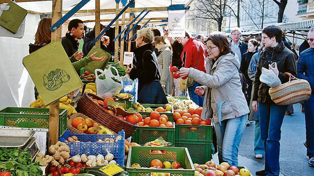 Obst- und Gemüsestand am Kollwitzplatz in Berlin-Prenzlauer Berg. Mit frischen Zutaten schmeckt der Salat doppelt so gut.