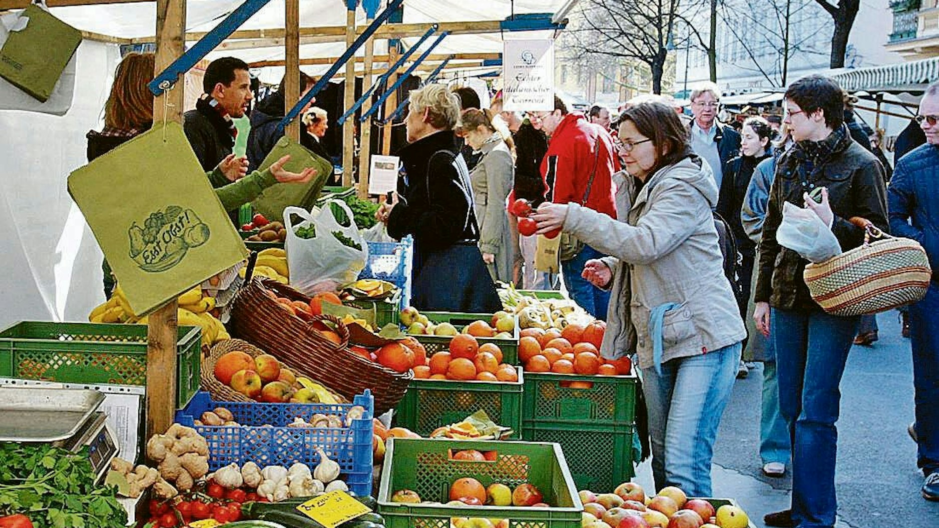 Obst- und Gemüsestand am Kollwitzplatz in Berlin-Prenzlauer Berg. Mit frischen Zutaten schmeckt der Salat doppelt so gut.