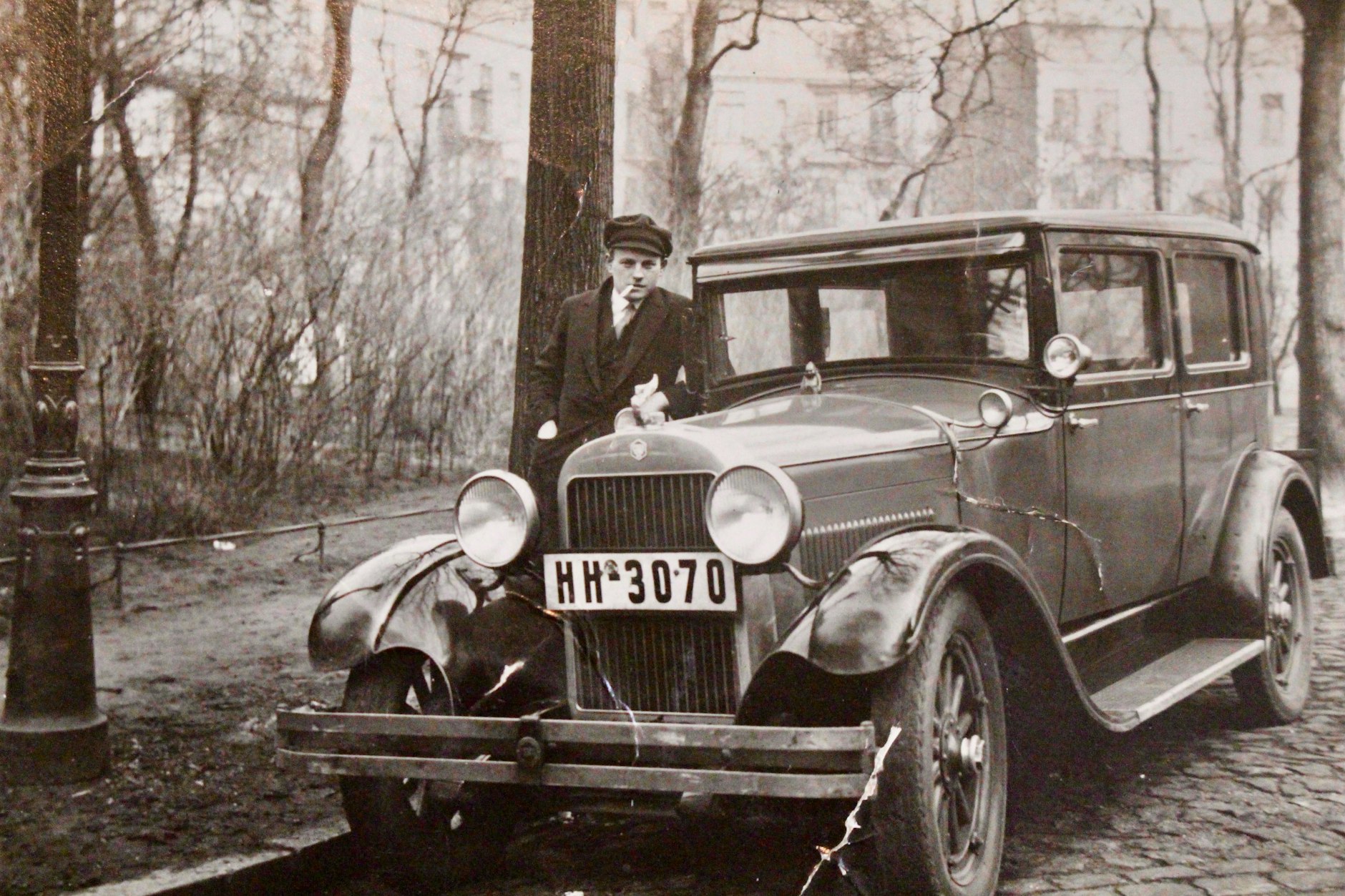 Paul Jaschinski. Bevor er das Eicheneck gründete, fuhr Paul Taxi in Hamburg. Immer gut gekleidet. Später zog er mit seiner Frau Erna nach Berlin und eröffnete ein Café. Geschätztes Aufnahmedatum zwischen 1915 und 1925.