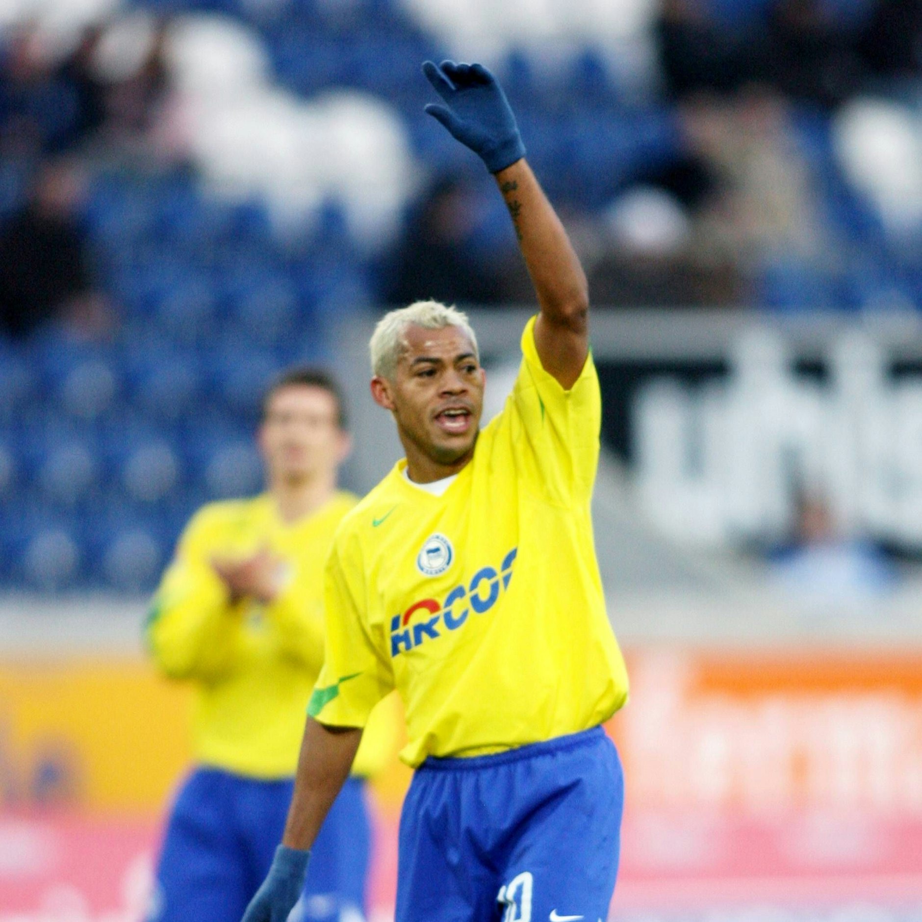 Hertha-Legende Marcelinho in der Saison 2005/06 im gelben Hertha-Trikot. 
