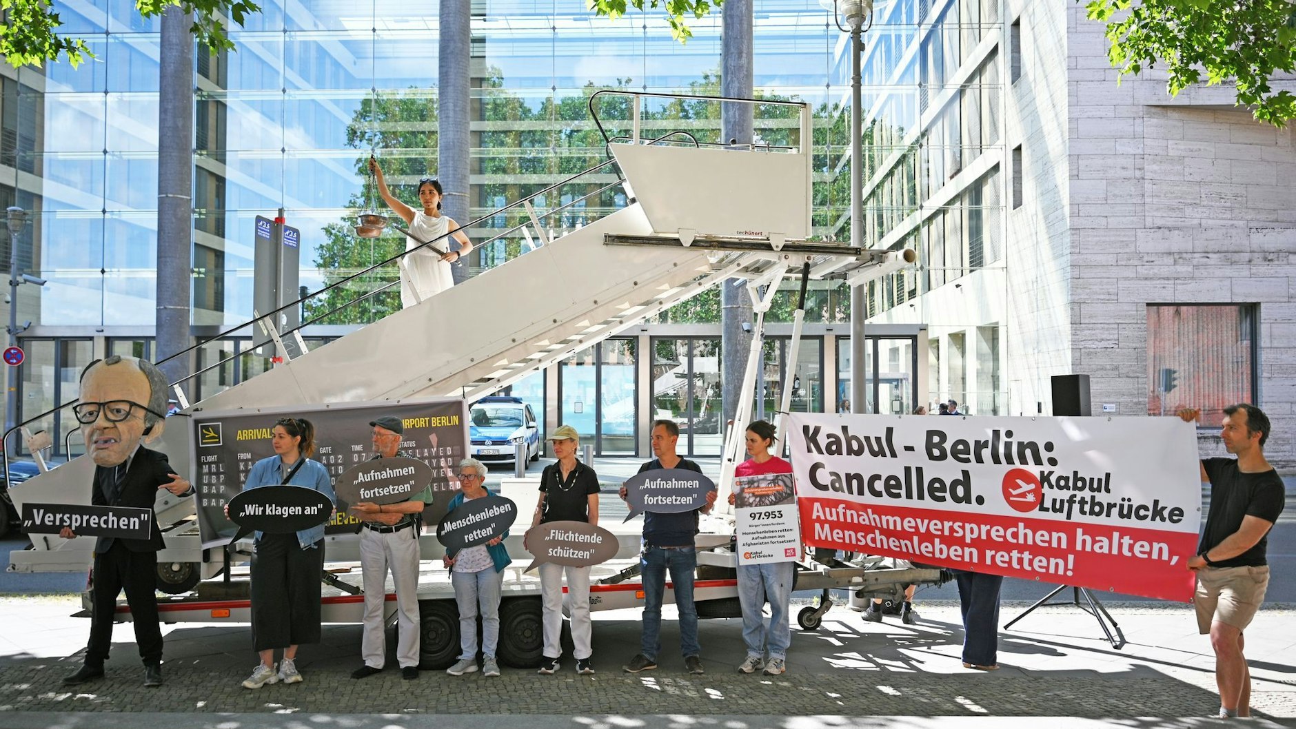 Im Juni demonstrierten Aktivsten vor dem Auswärtigen Amt in Berlin für eine Erteilung von Visa für gefährdete Afghanen mit Aufnahmezusage.