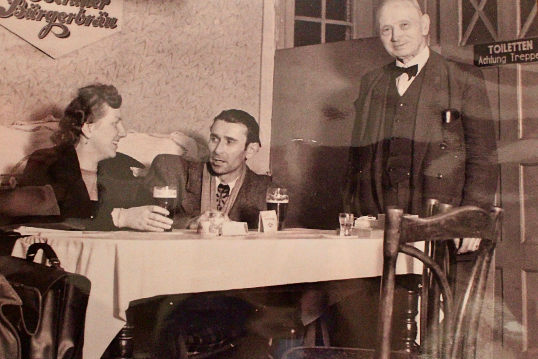 Rechts Gründer Paul Jaschinski im Eicheneck. Geschätztes. Aufnahme aus den späten 1930-Jahren. Vorne im Bild sind die alten Wiener Kaffeehausstühle zu sehen, genau die, die noch heute genutzt werden.