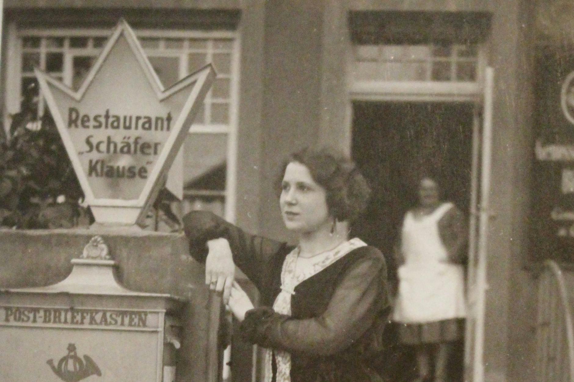 Eröffnung der Schäferklause, 1925. Im Vordergrund eine unbekannte Frau, im Hintergrund: Erna Jaschinski, Pauls Frau. Damals war Eicheneck noch ein Café. Erst 1926 wurde das Lokal zur Kneipe.