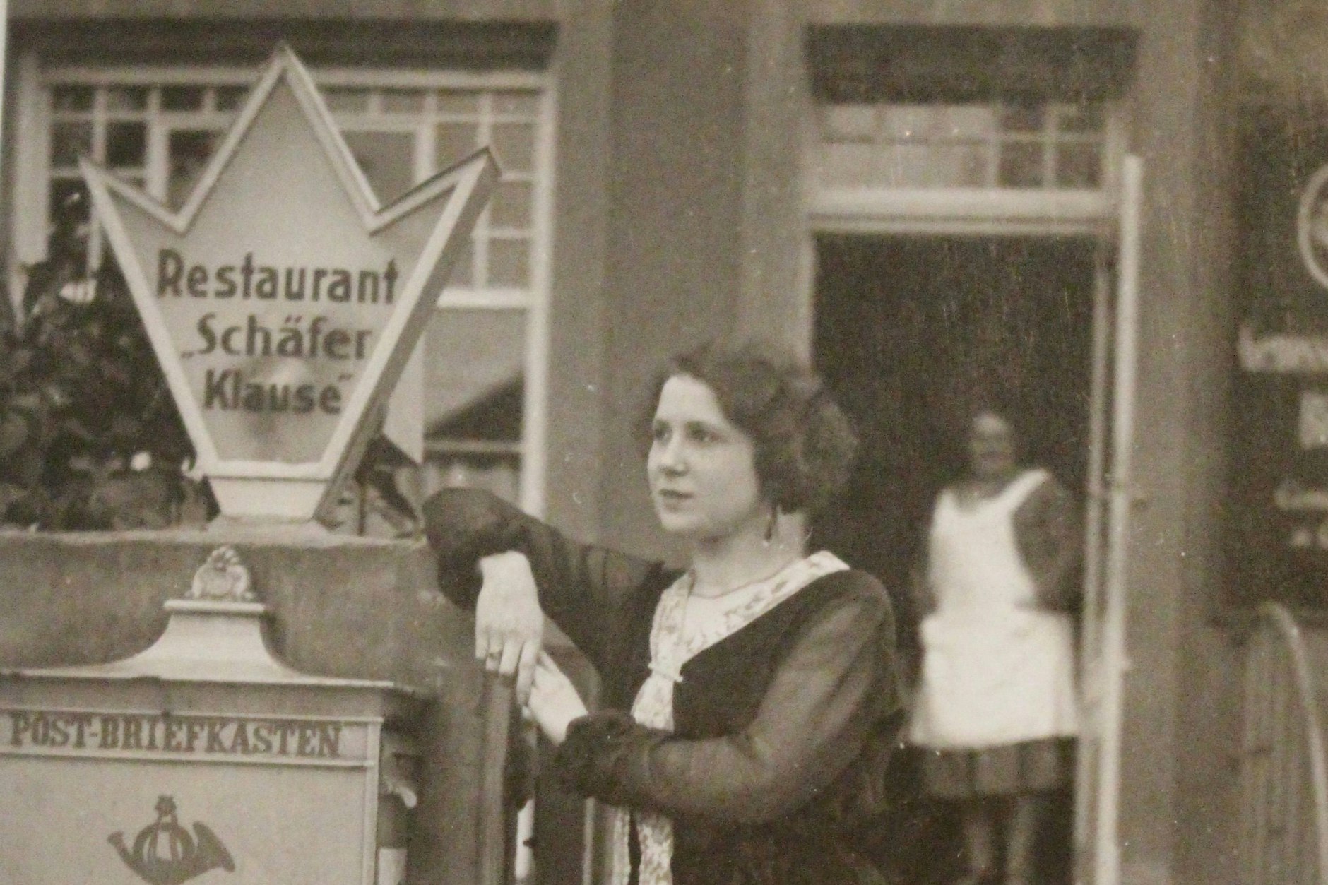 Eröffnung der Schäferklause, 1925. Im Vordergrund eine unbekannte Frau, im Hintergrund: Erna Jaschinski, Pauls Frau. Damals war Eicheneck noch ein Café. Erst 1926 wurde das Lokal zur Kneipe.