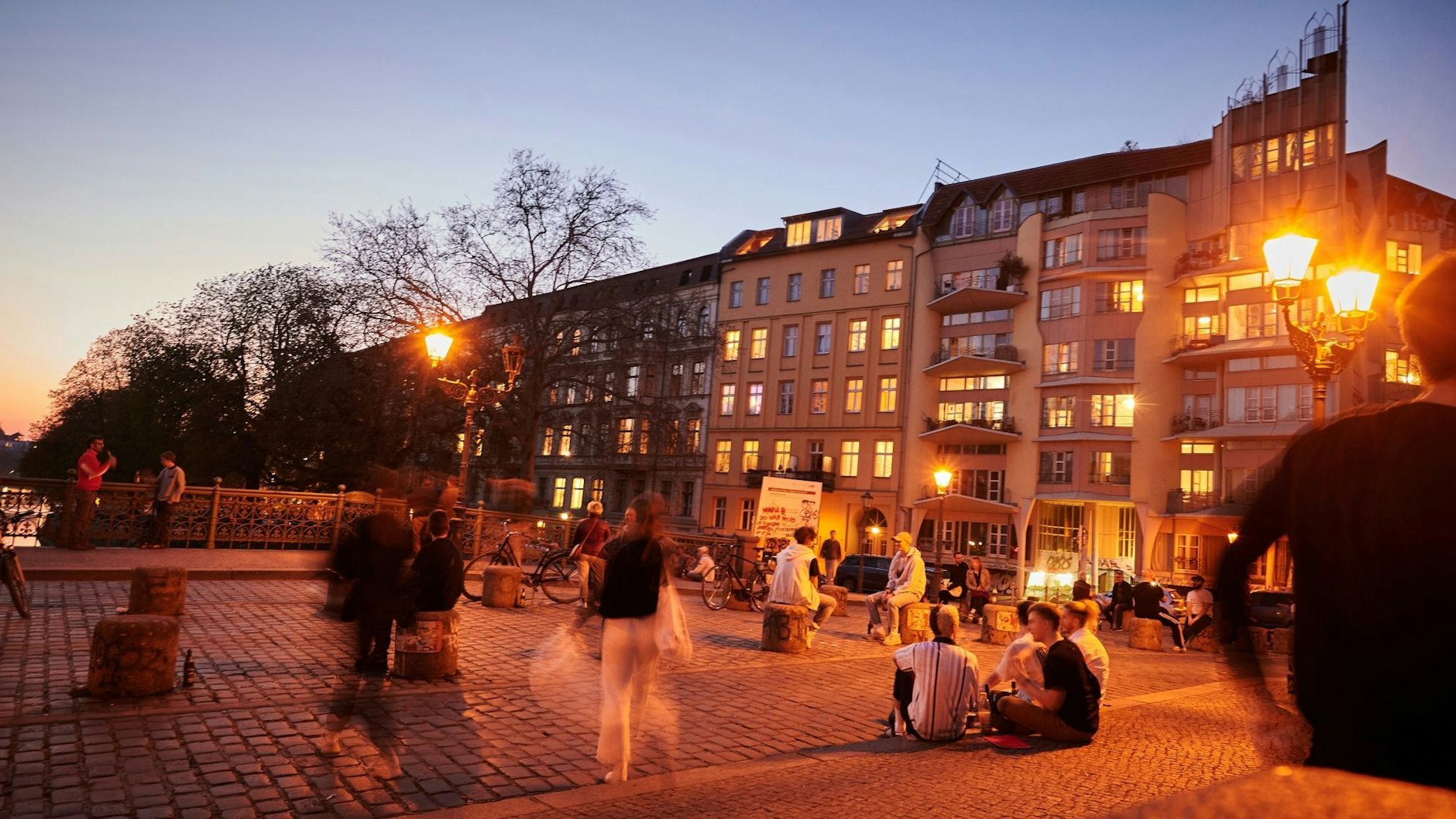 Abendstimmung auf der Admiralbrücke. In einigen Kiezen in Berlin kann es am Abend schon mal länger laut werden.