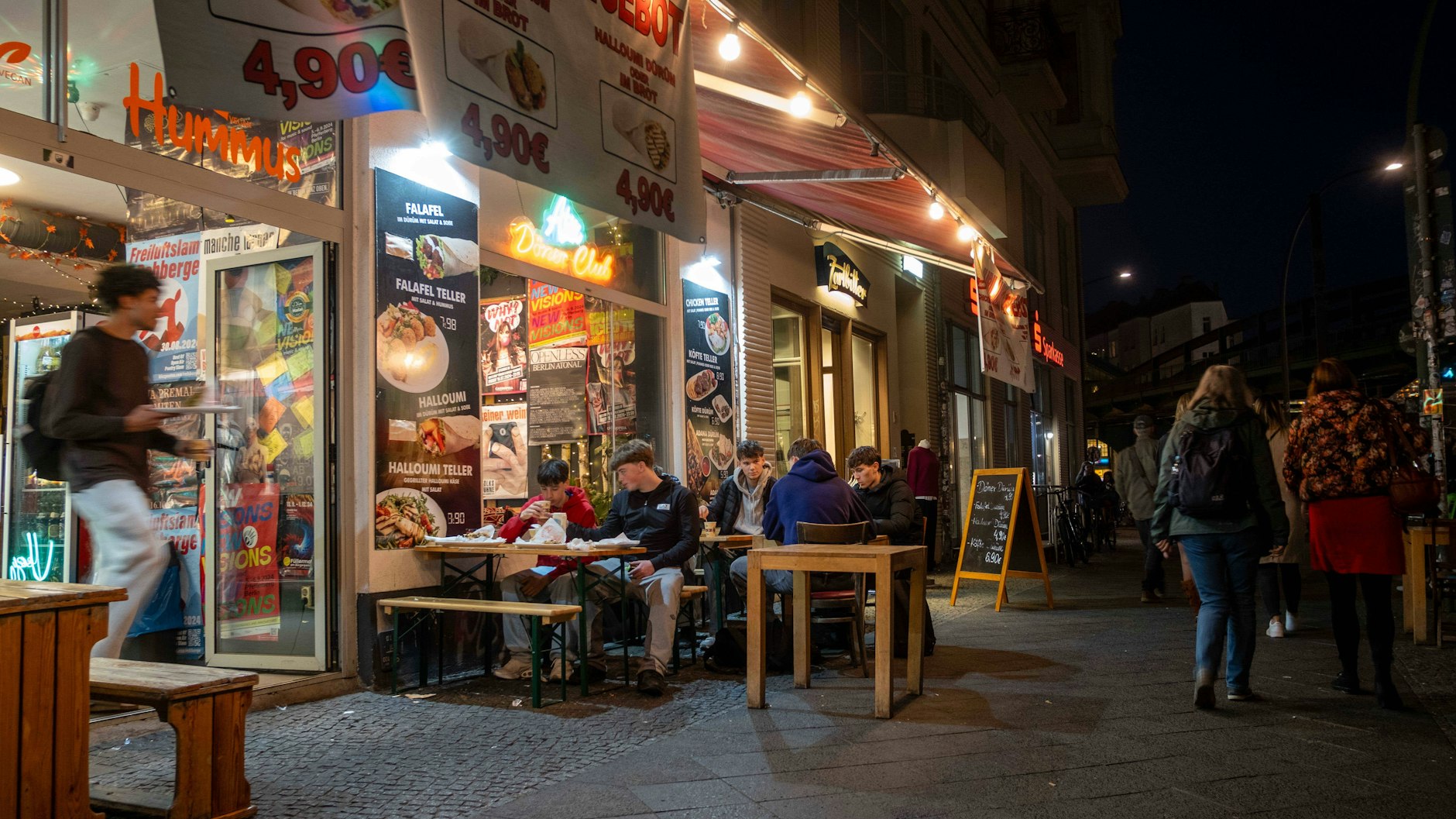 Trubel auf der Kastanienallee in Berlin Prenzlauer Berg. Hier ist zu jeder Tages- und Nachtzeit etwas los.