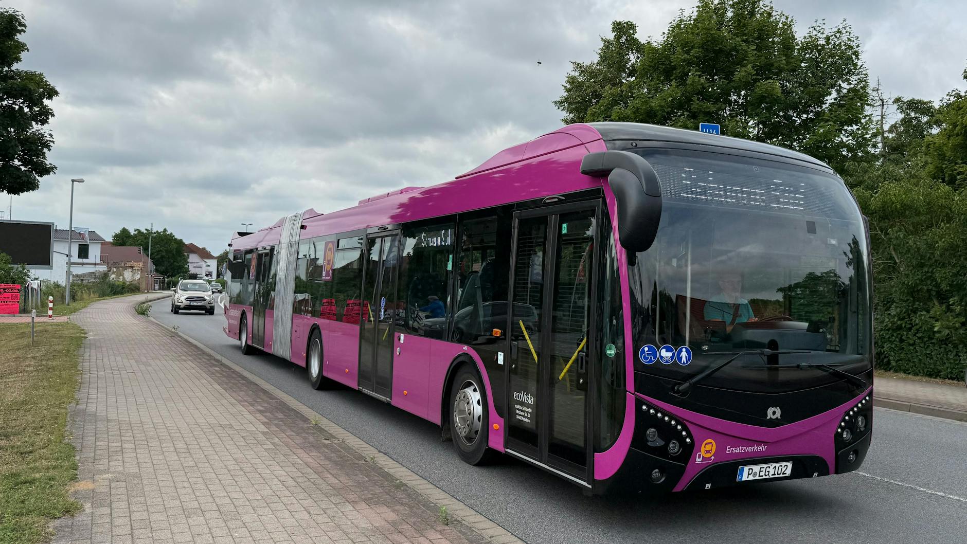 Solche Busse sind beim Ersatzverkehr während der neunmonatigen Generalsanierung der Bahnstrecke Berlin - Hamburg im Einsatz.