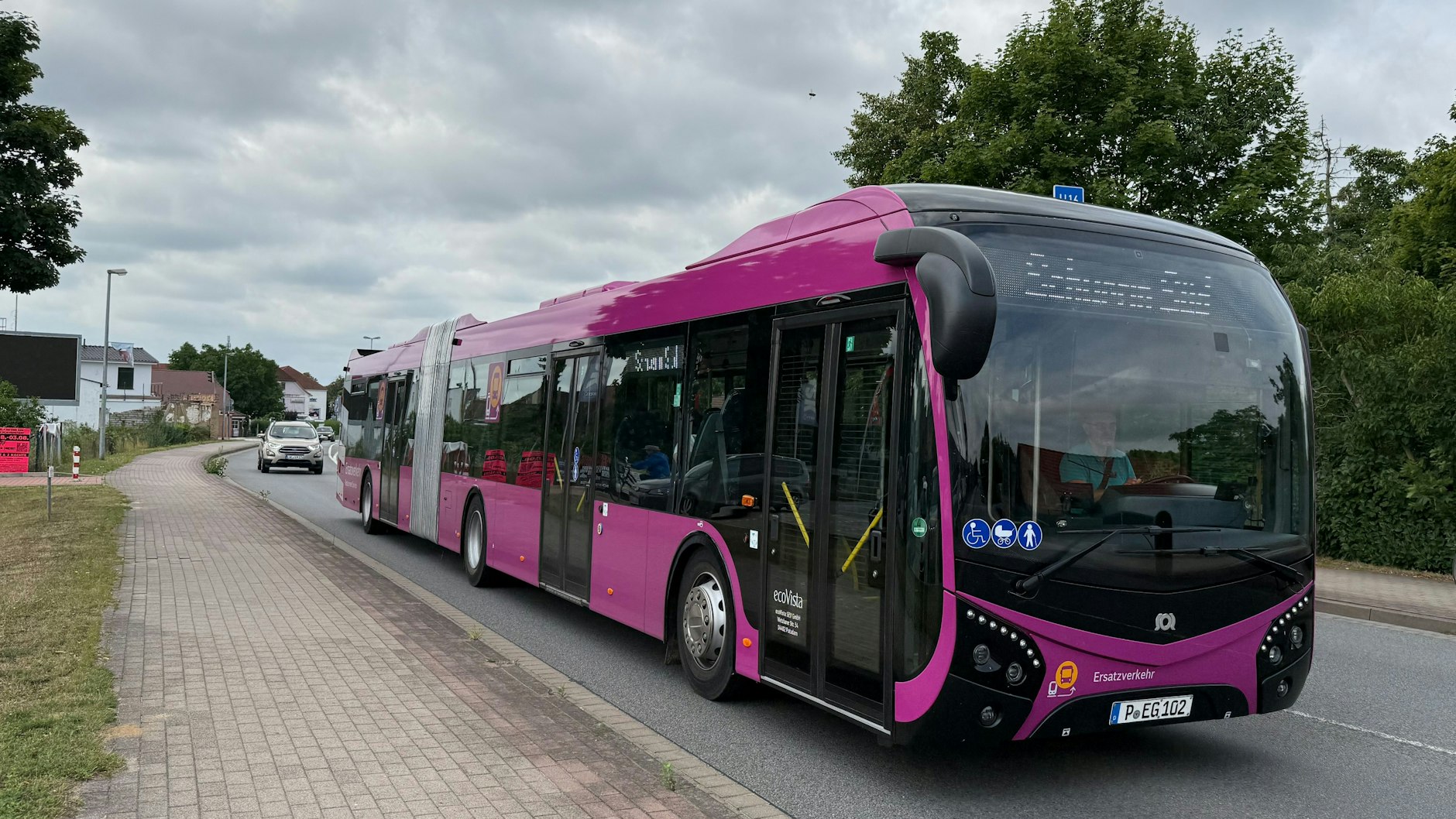 Solche Busse sind beim Ersatzverkehr während der neunmonatigen Generalsanierung der Bahnstrecke Berlin - Hamburg im Einsatz.