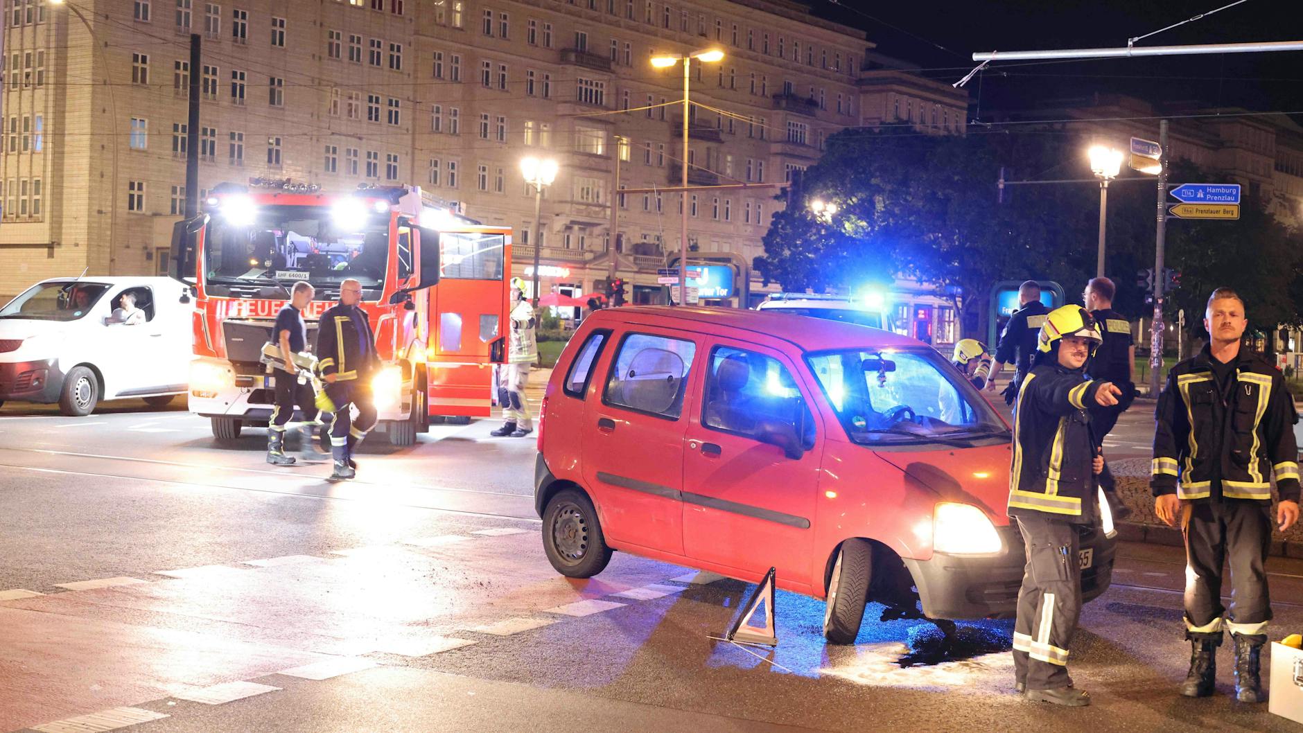 Der kleine Opel machte am Frankfurter Tor die Grätsche: vorderer Achsbruch, nichts fuhr mehr.