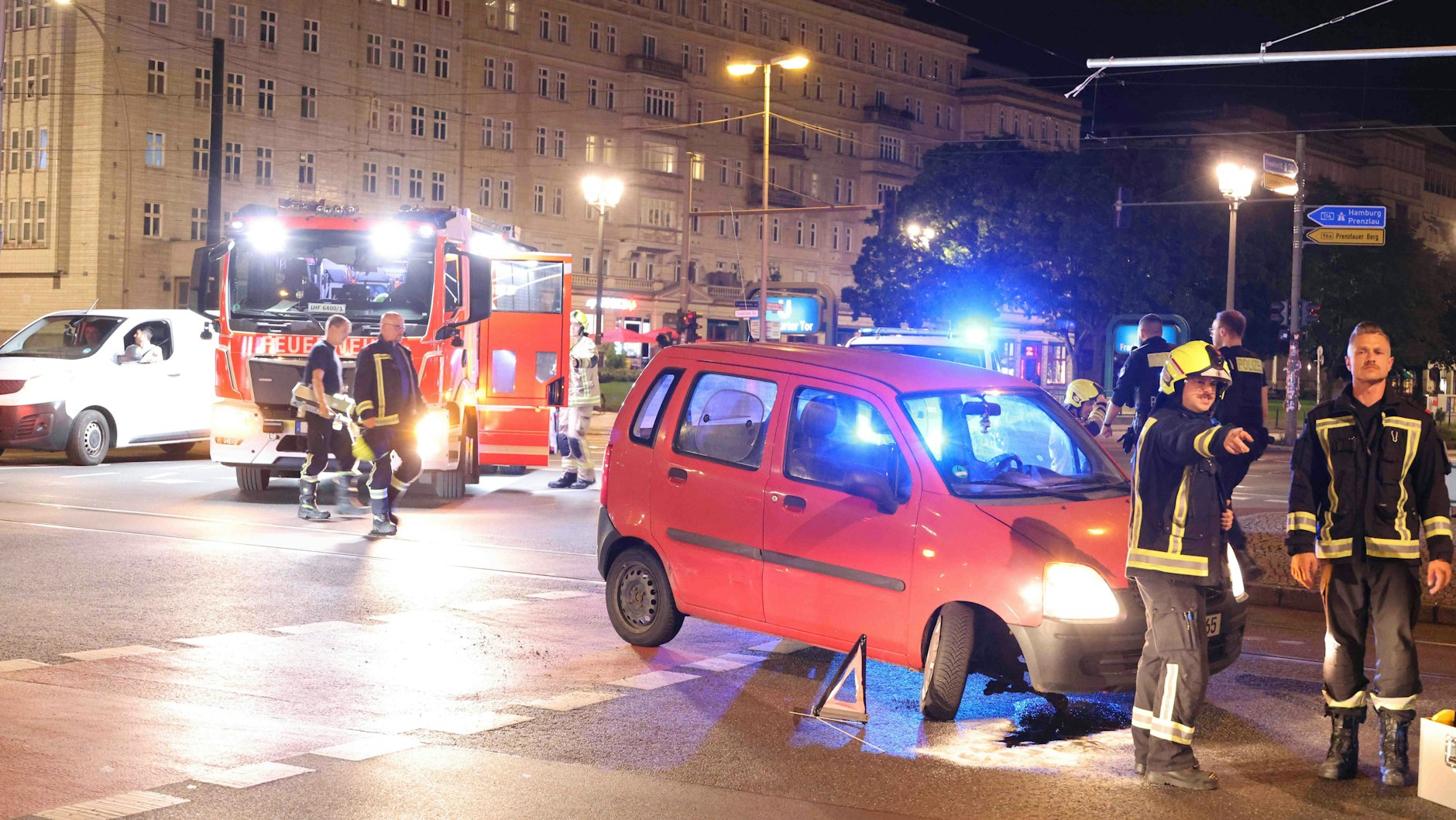 Der kleine Opel machte am Frankfurter Tor die Grätsche: vorderer Achsbruch, nichts fuhr mehr.
