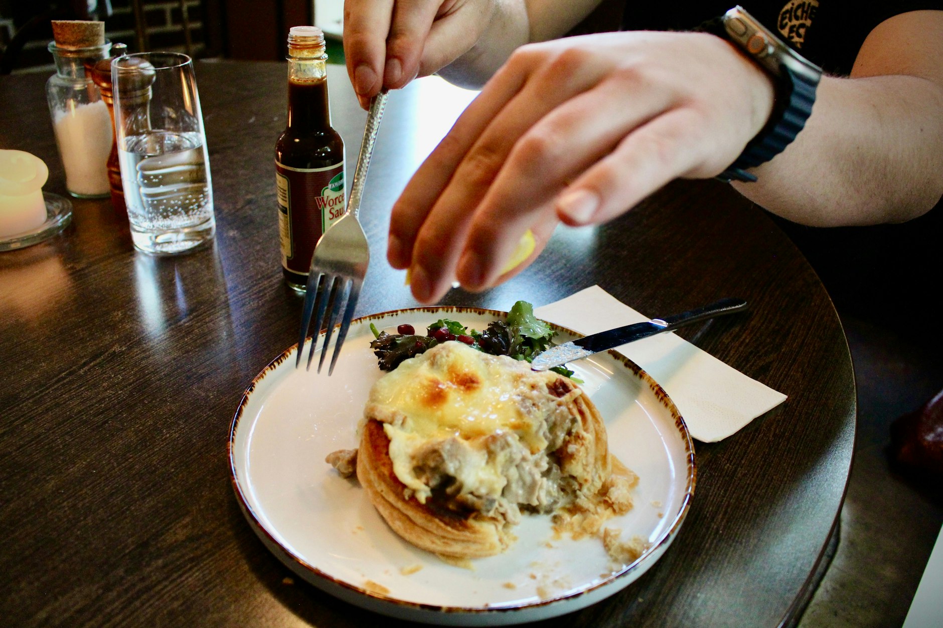 Mit Käse überbacken, serviert in der kleinen Schale, ein Spritzer Zitrone dazu. „Das schmeckt wie bei Oma“, sagen viele. Und genau das ist das Ziel. Das Eichenecker Würzfleisch, das echte DDR-Rezept.