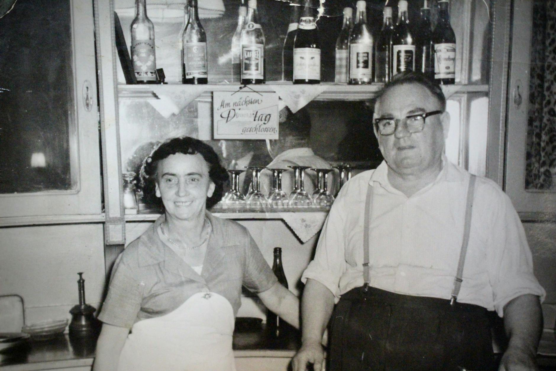 Paul Jaschinski übergab das Eicheneck an seinen Sohn Bruno und Schwiegertochter Else. Aus dem Café von einst war da längst eine feste Kneipenadresse im Köpenicker Kiez geworden. Die Aufnahme entstand zwischen 1955 und 1960.