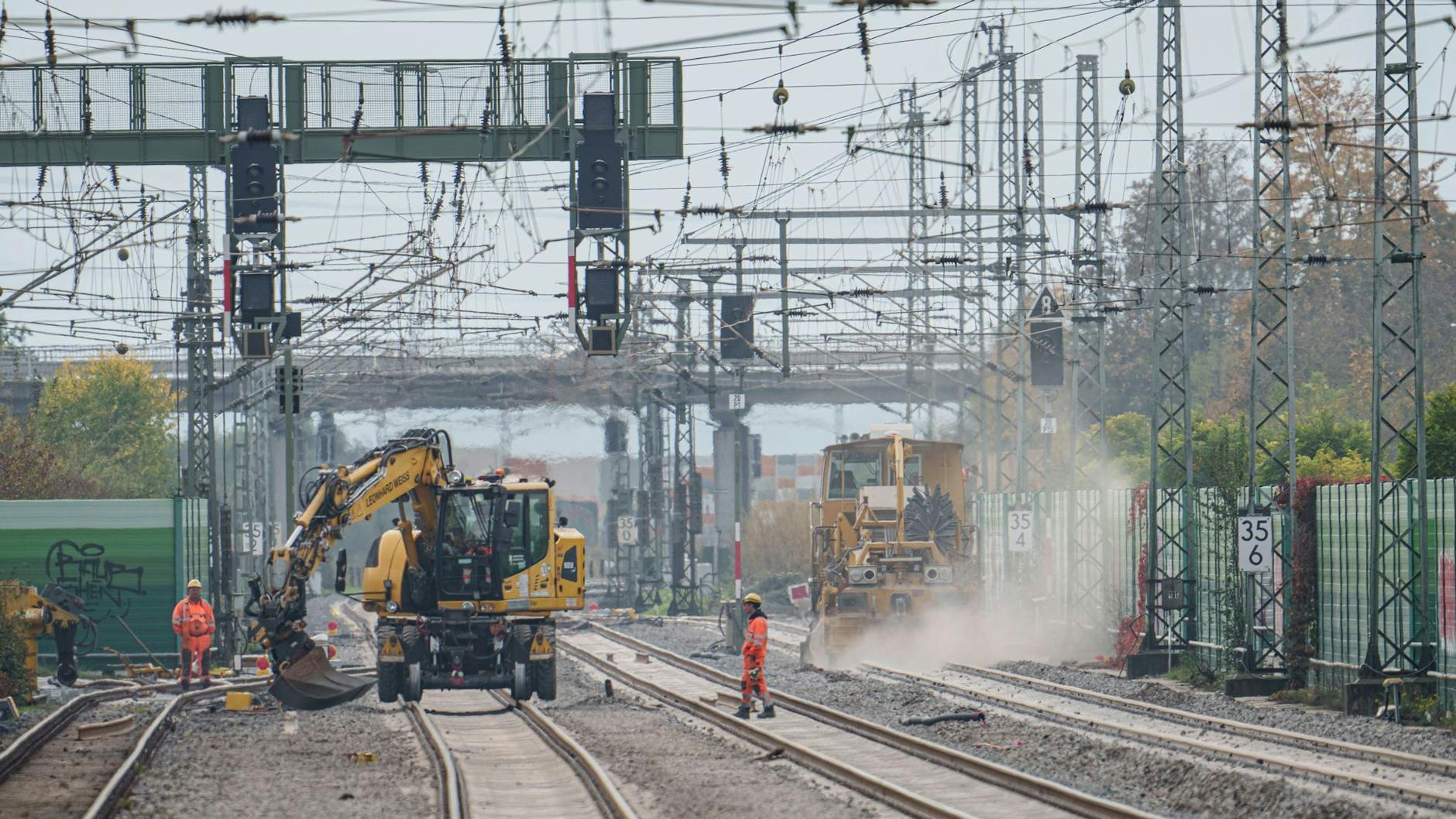 Bei der Generalsanierung werden wie hier auf einer Riedbahnbaustelle die Gleise erneuert und Bahnhöfe herausgeputzt.