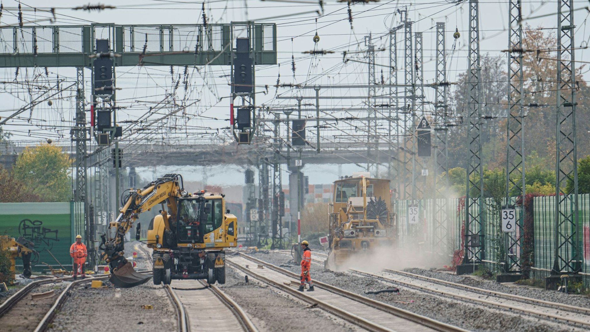Bei der Generalsanierung werden wie hier auf einer Riedbahnbaustelle die Gleise erneuert und Bahnhöfe herausgeputzt.