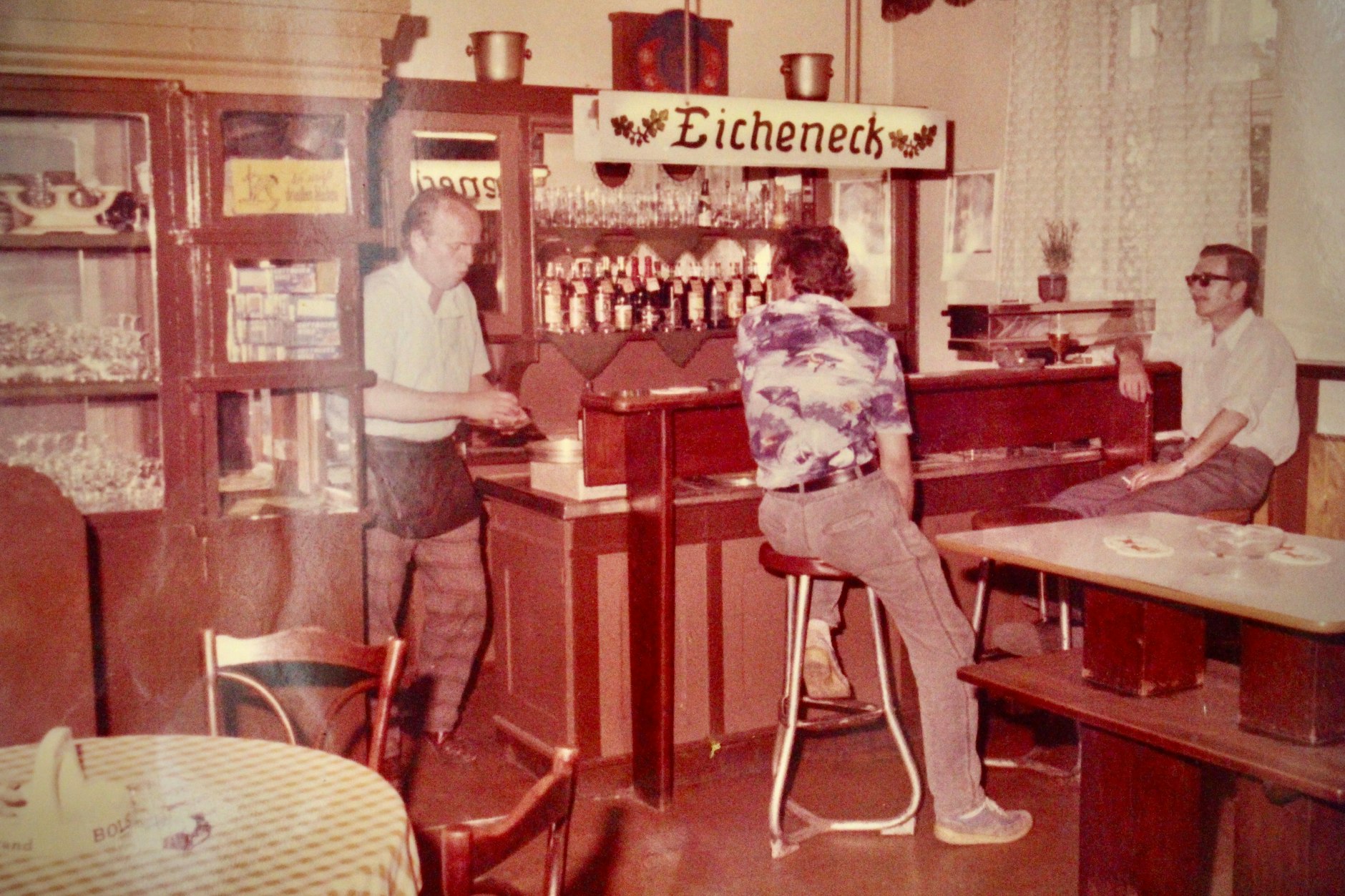Jürgen „Jaschi“ Jaschinski hinter der Theke, so wie ihn alle kannten. Im „Hungerturm“ sieht man klassische Cottbuser Kekse, Standard zum Bier.