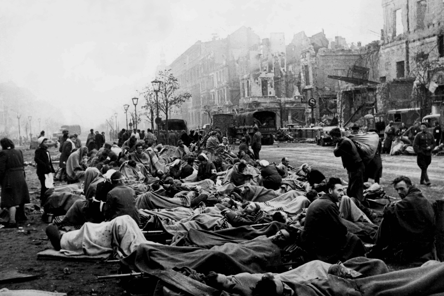 Berlin, Mai 1945. Offiziere und Soldaten der Berliner Garnison nach der Kapitulation.