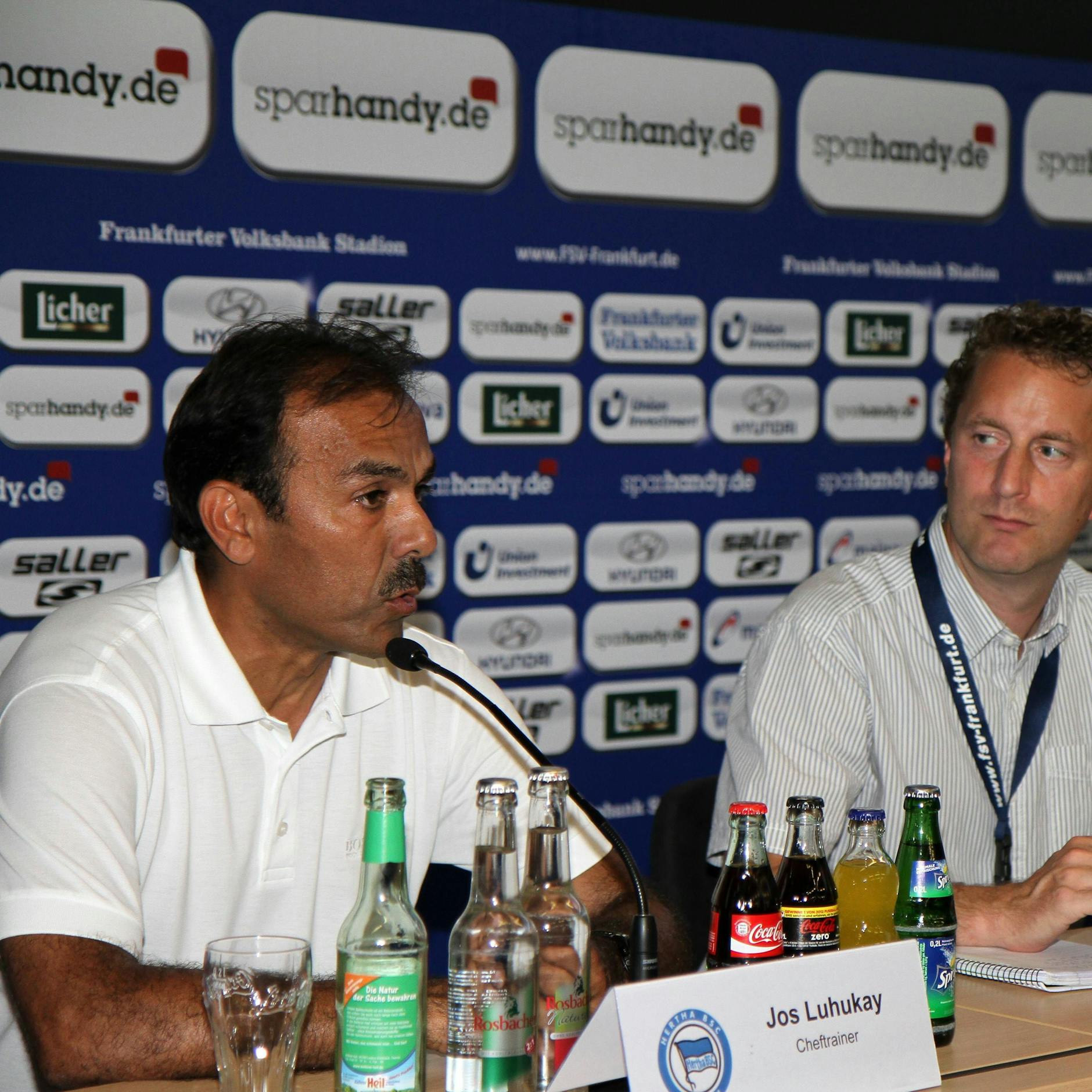 Herthas früherer Aufstiegstrainer Jos Luhukay hielt zum Saisonstart 2012 und einem 1:3 bei FSV Frankfurt gleich eine Wutrede ab.
