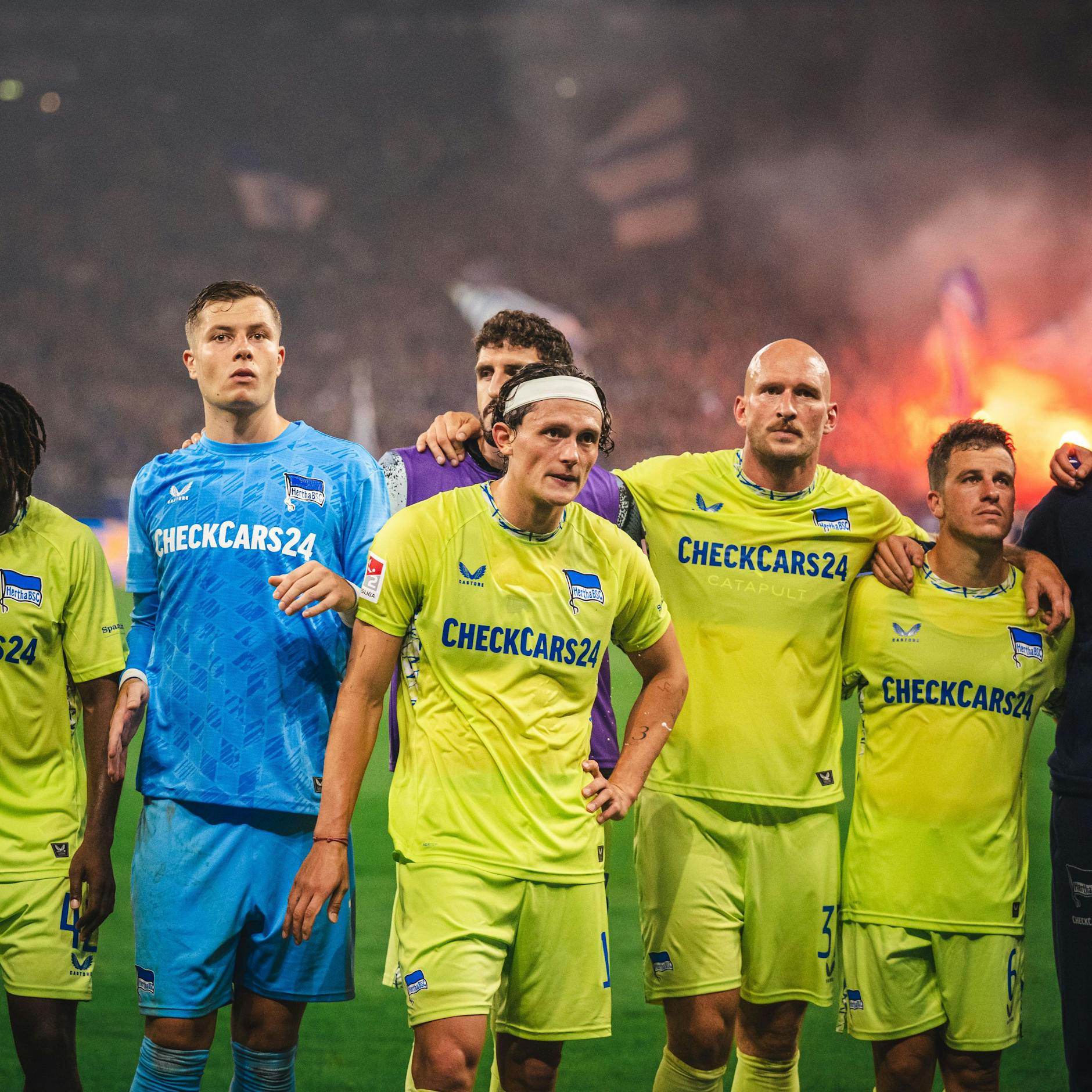 Herthas Spieler gingen nach dem Abpfiff zu den 5300 mitgereisten Hertha-Fans. Doch der Frust war jedem Profi anzumerken.
