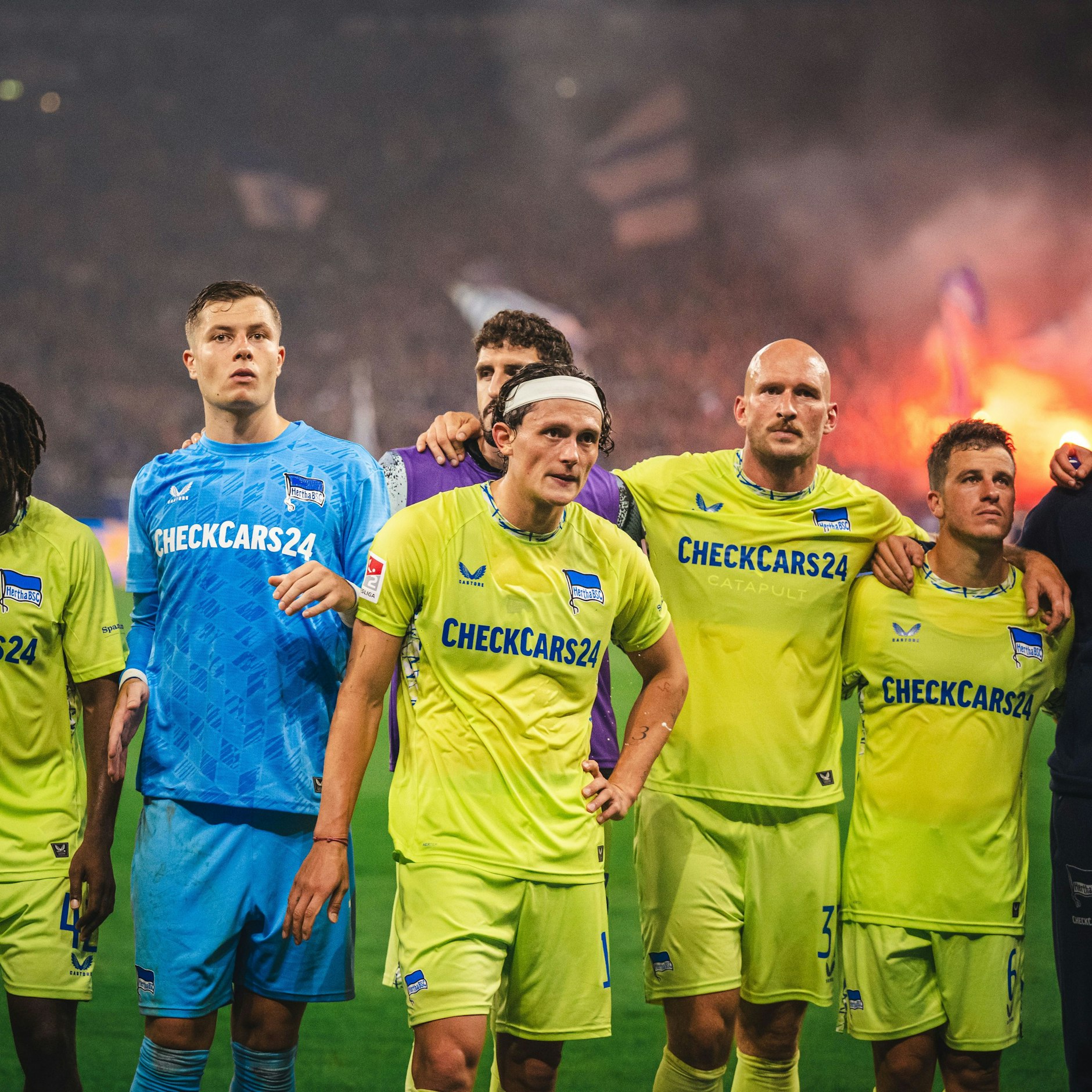 Herthas Spieler gingen nach dem Abpfiff zu den 5300 mitgereisten Hertha-Fans. Doch der Frust war jedem Profi anzumerken.