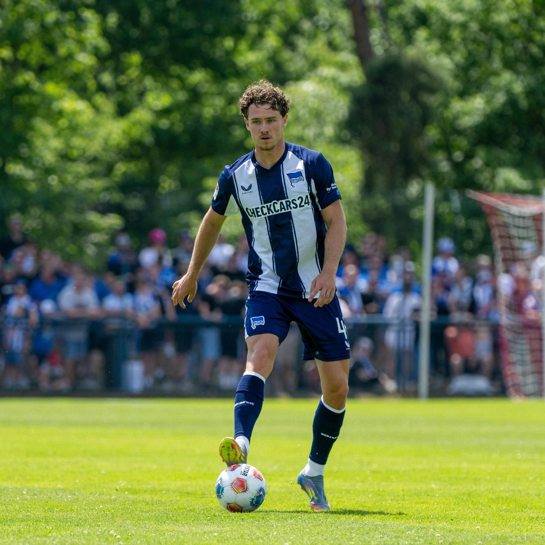 Hertha-Verteidiger Linus Gechter fehlte auf Schalke wegen einer Rotsperre. Gegen den KSC ist er wieder dabei.