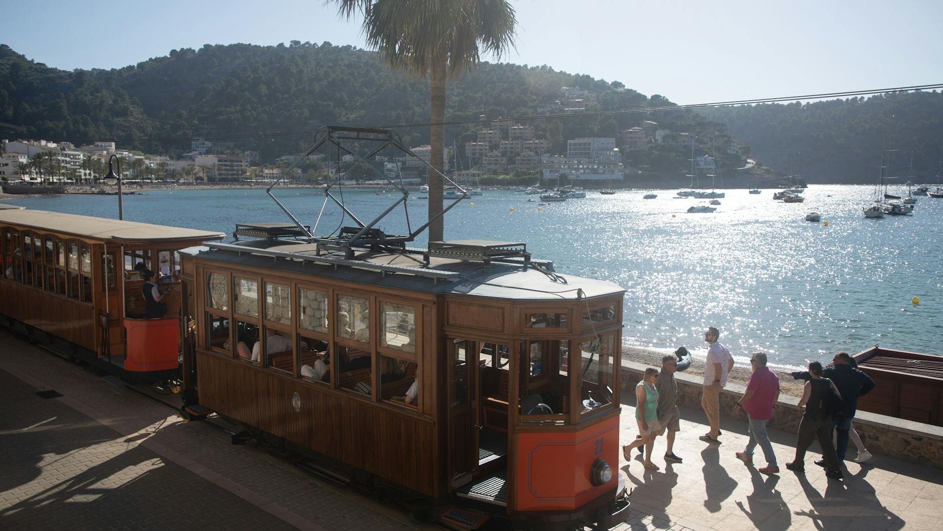Über dem malerischen Port de Sóller flog der Vater mit seinem Sohn Kunststücke.