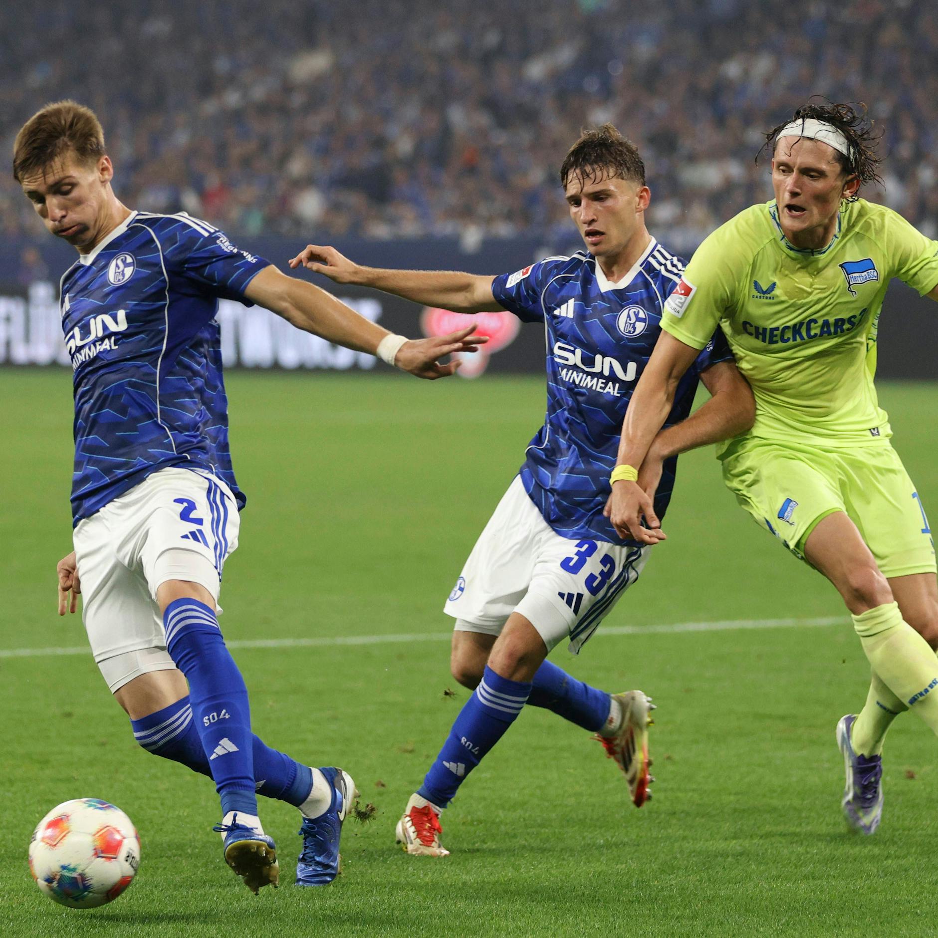 Schalkes Felipe Sanchez und Vitalie Becker stoppen im Doppel Herthas Stürmer Fabian Reese.