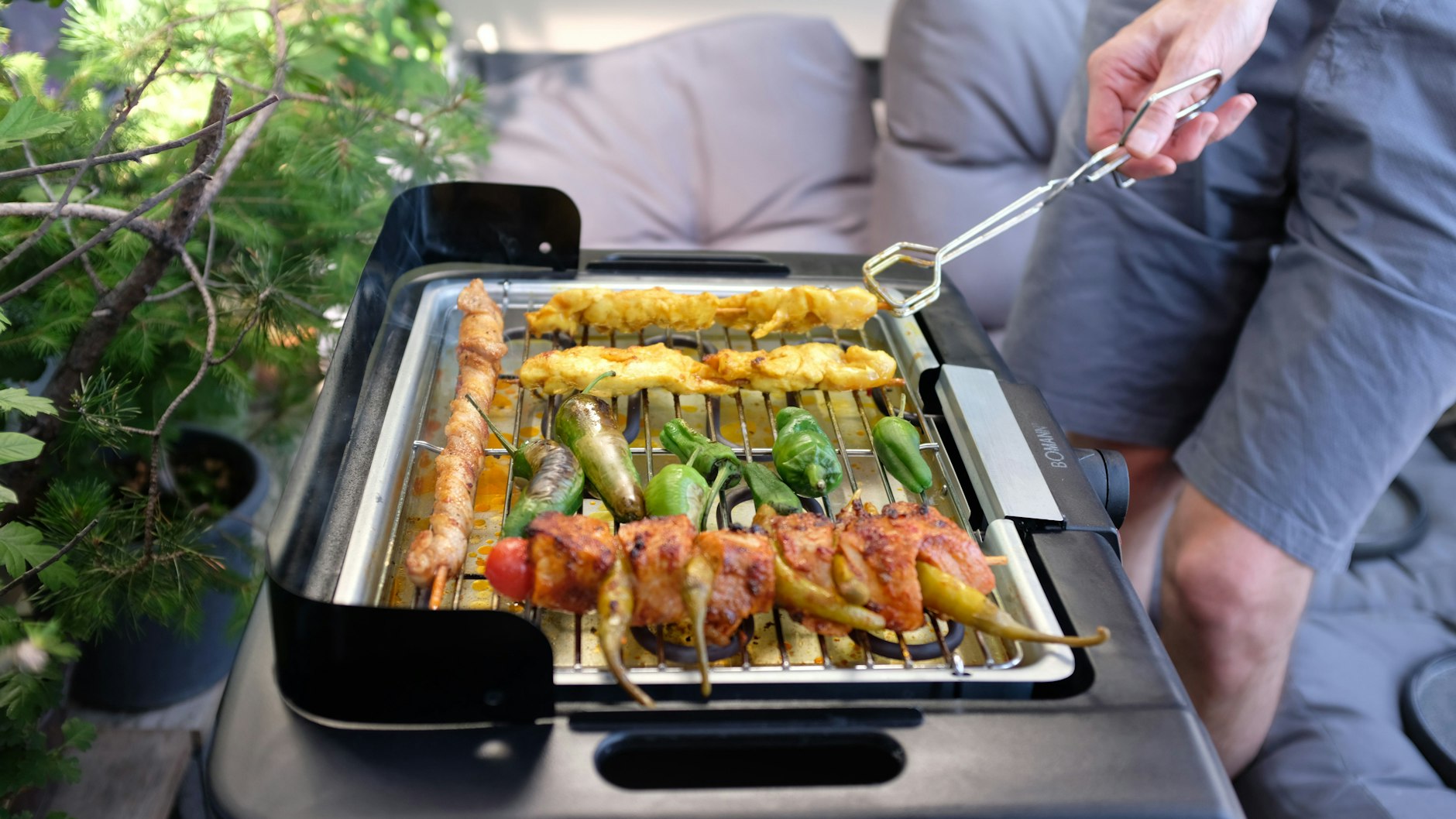 Der Elektrogrill auf dem Balkon – auch für ihn ist der Strompreis wichtig.