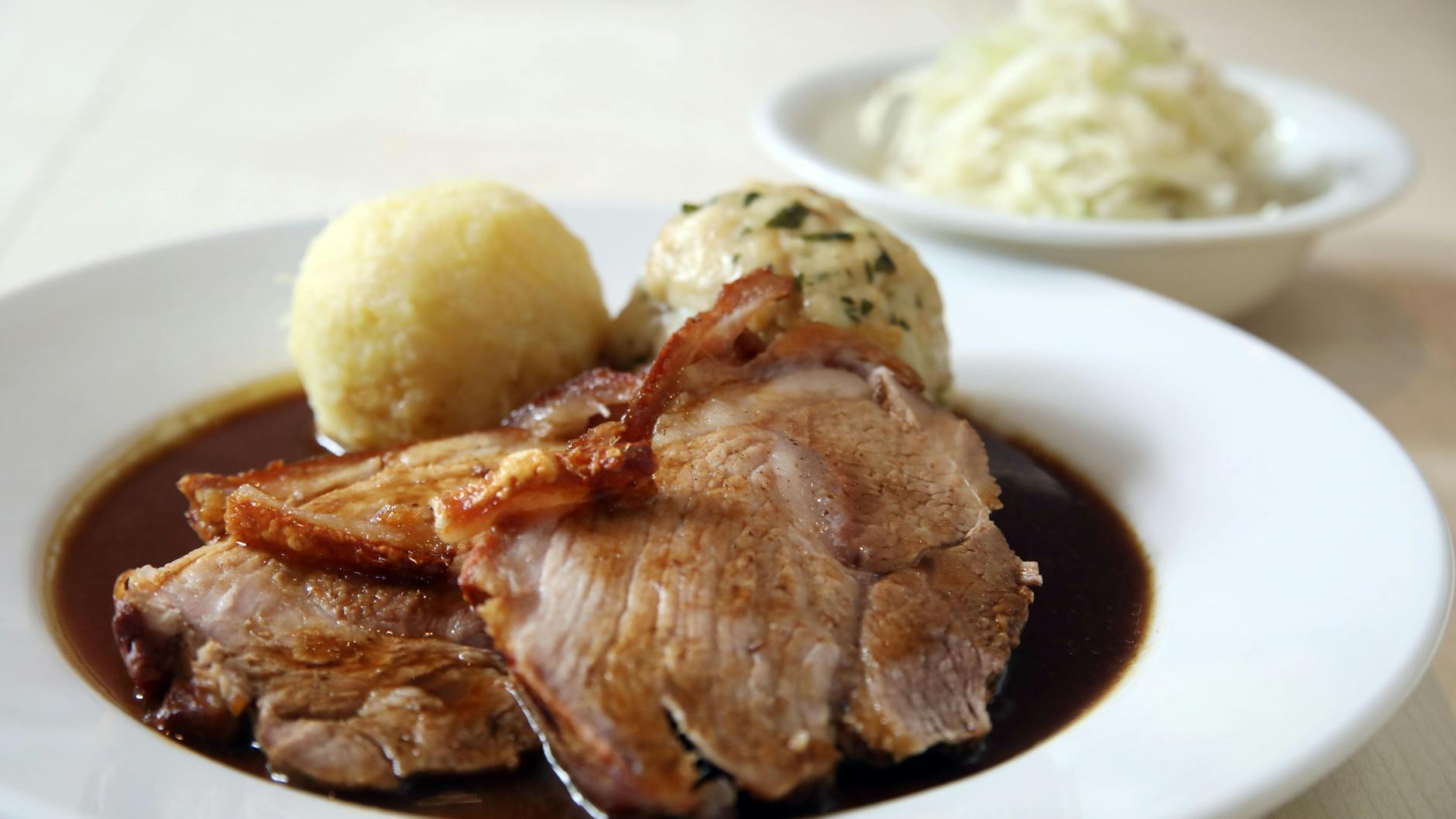 Für besondere Anlässe ist dieses Rezept für den besten Krustenbraten perfekt geeignet.