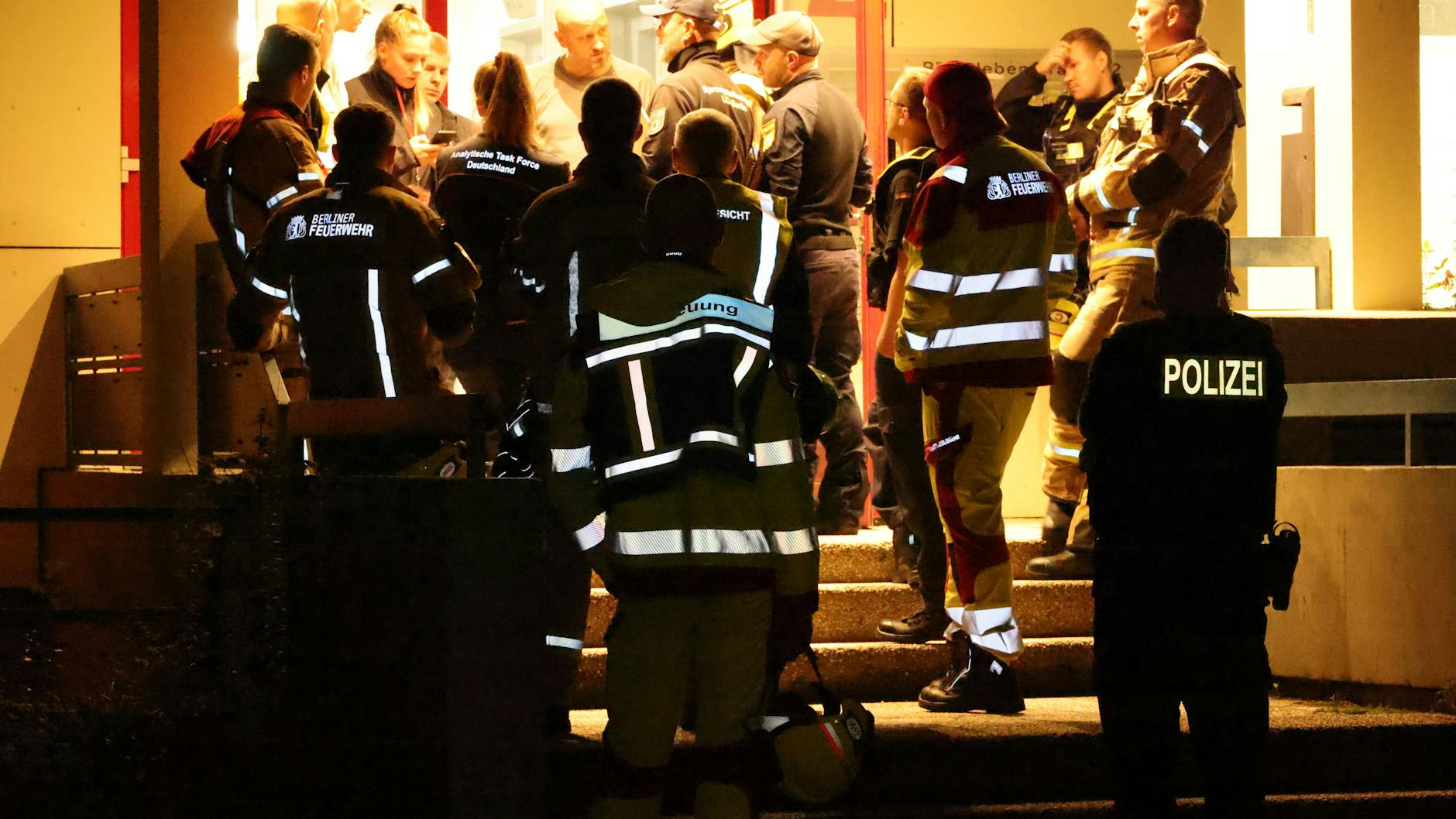 Zahlreiche Rettungskräfte waren in der Nacht vor Ort, evakuierten nach der Explosion die Mieter des Hauses.