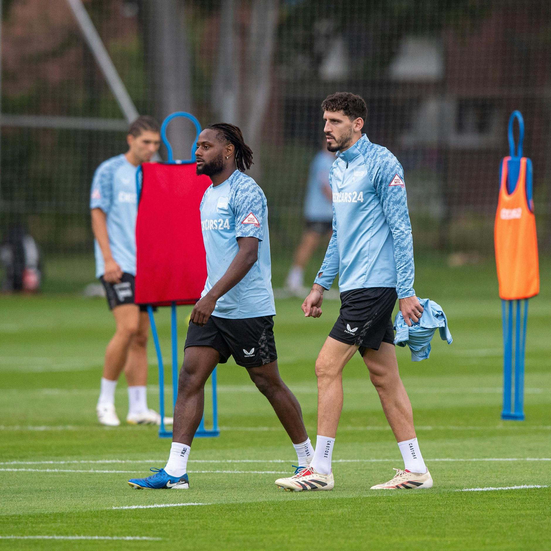 Agustin Rogel marschiert mit Deyo Zeefuik gemeinsam auf den Hertha-Trainingsplatz.