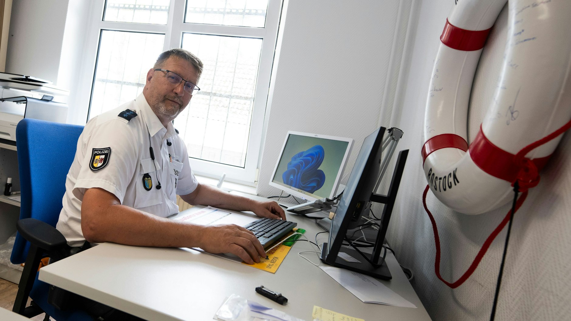 Hiddensee-Polizist Thomas Moritz sitzt am Schreibtisch in seiner Polizeistation in Vitte.