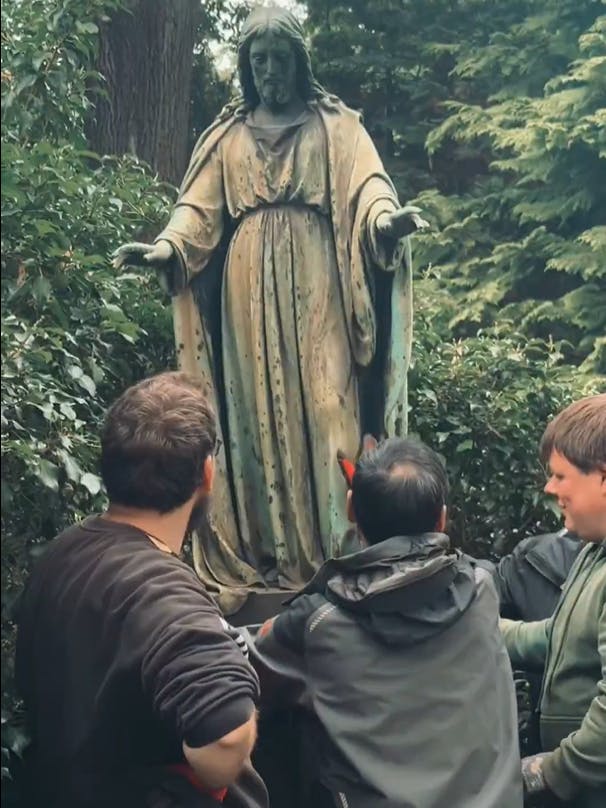 Jetzt steht die Jesus-Skulptur wieder auf dem Kinderfriedhof der Luisengemeinde.
