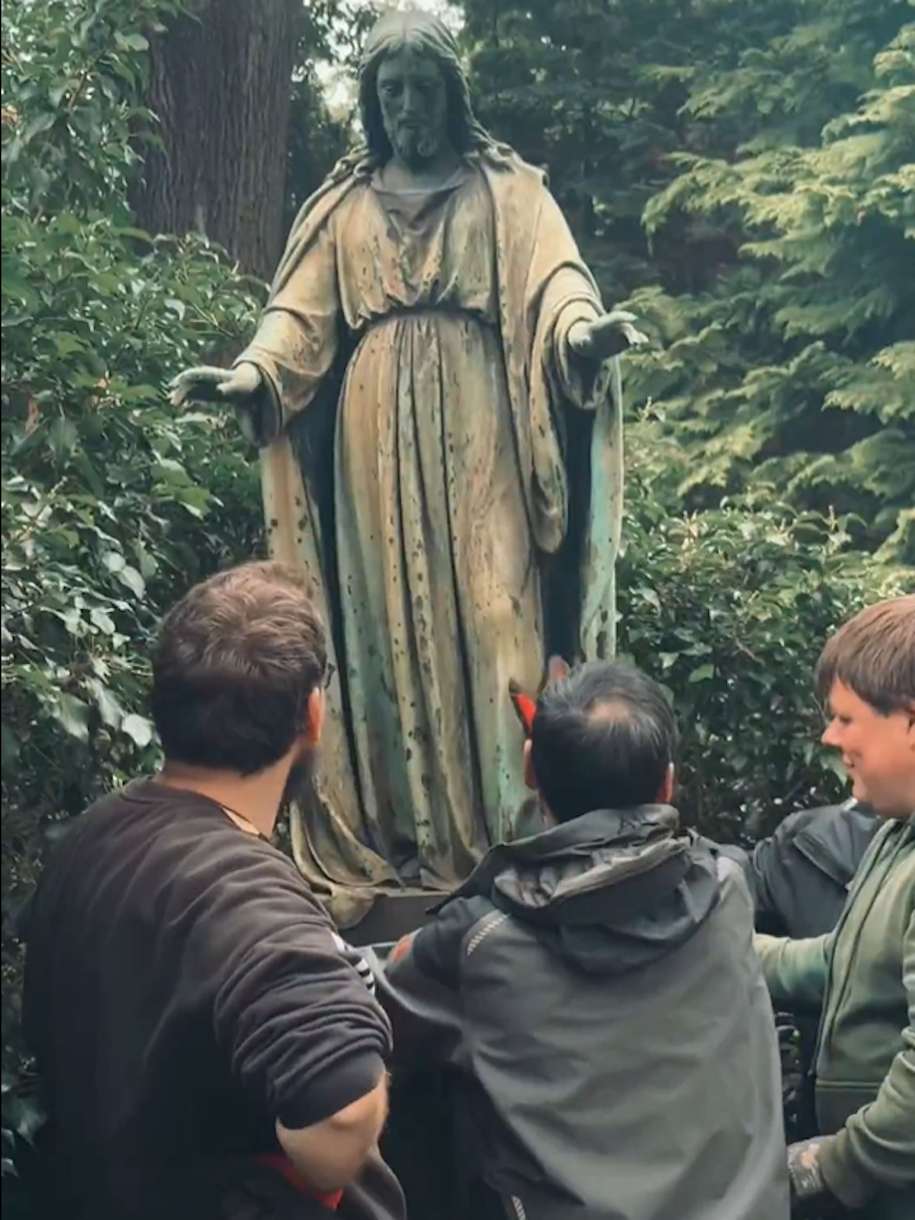 Jetzt steht die Jesus-Skulptur wieder auf dem Kinderfriedhof der Luisengemeinde.