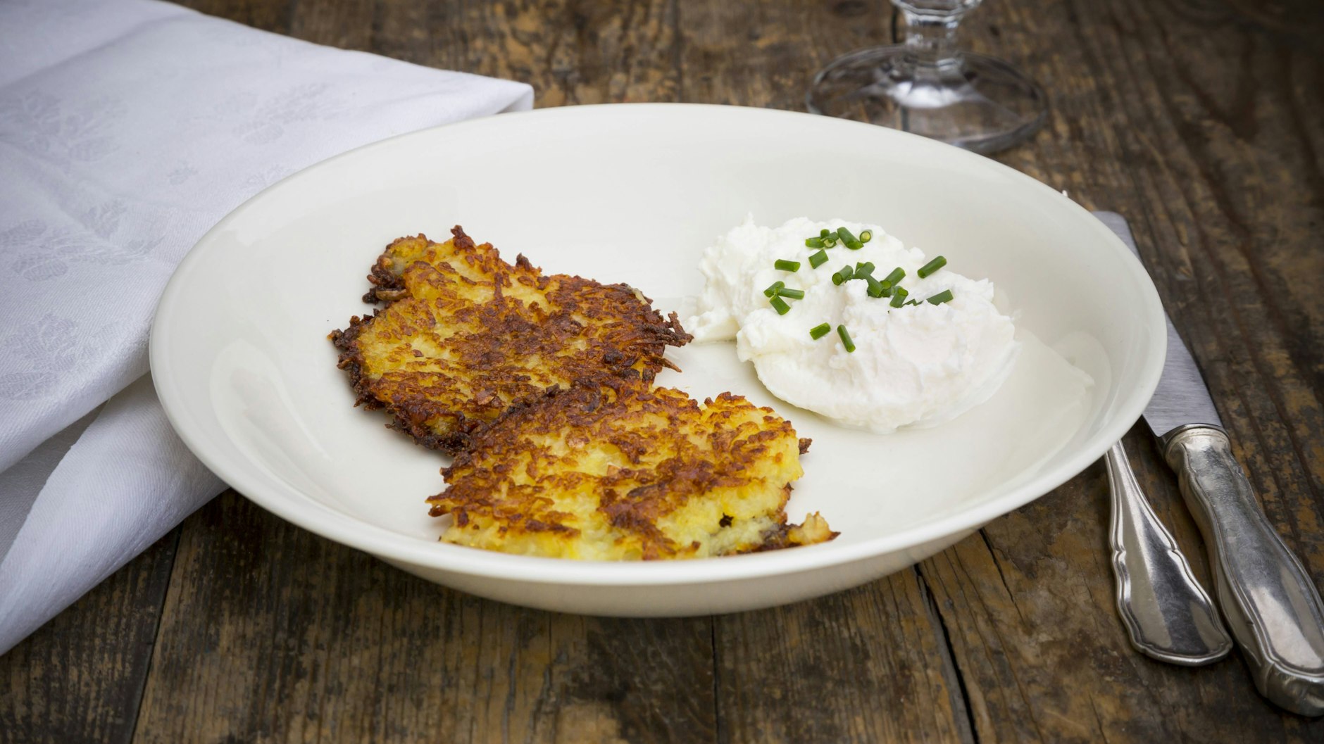 Kartoffelrösti mit Kräuterquark sind ein gesundes, vegetarisches Gericht für die ganze Familie.