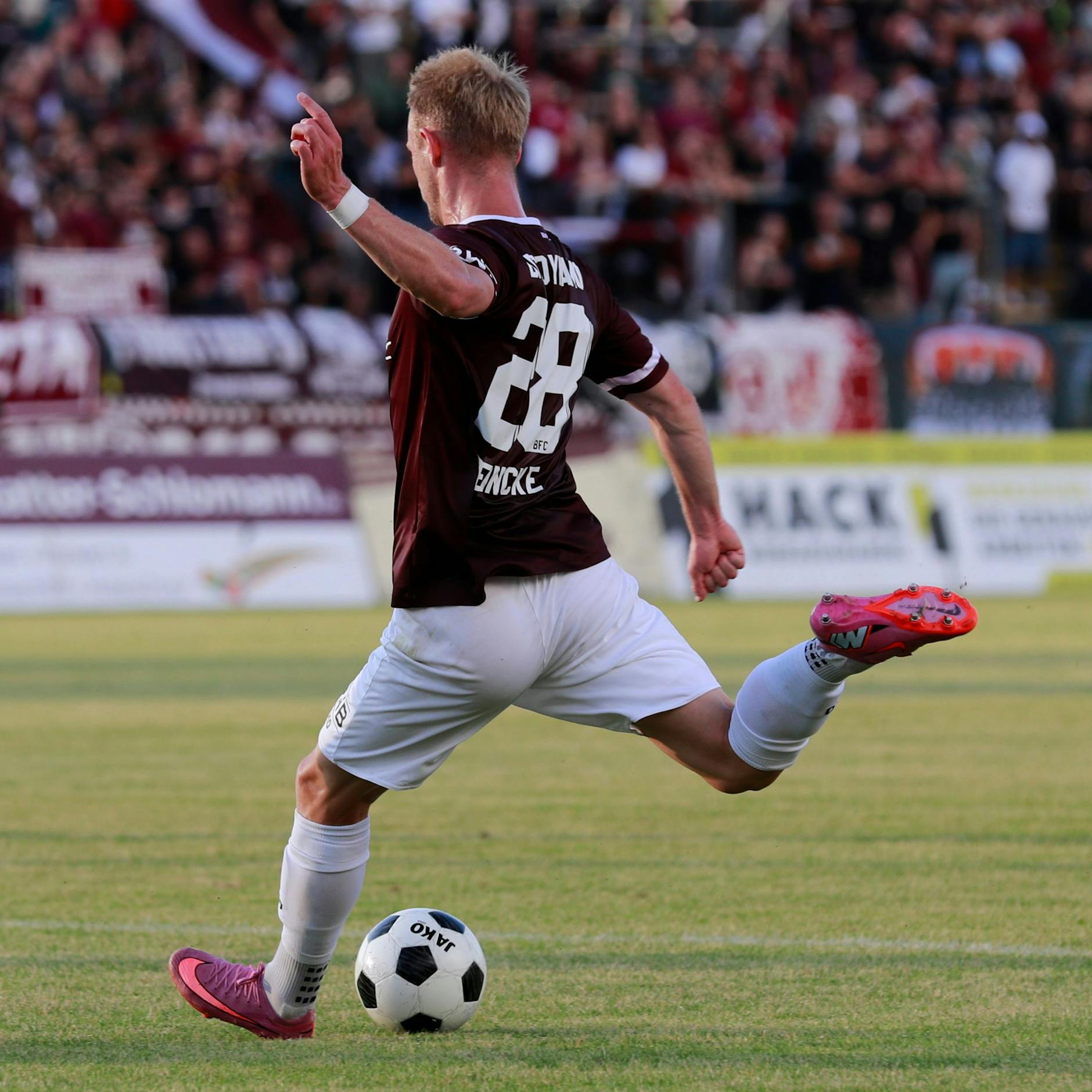 Willi Reincke nimmt Maß und schweißt den Ball zum ersten BFC-Tor der Saison ins Netz.