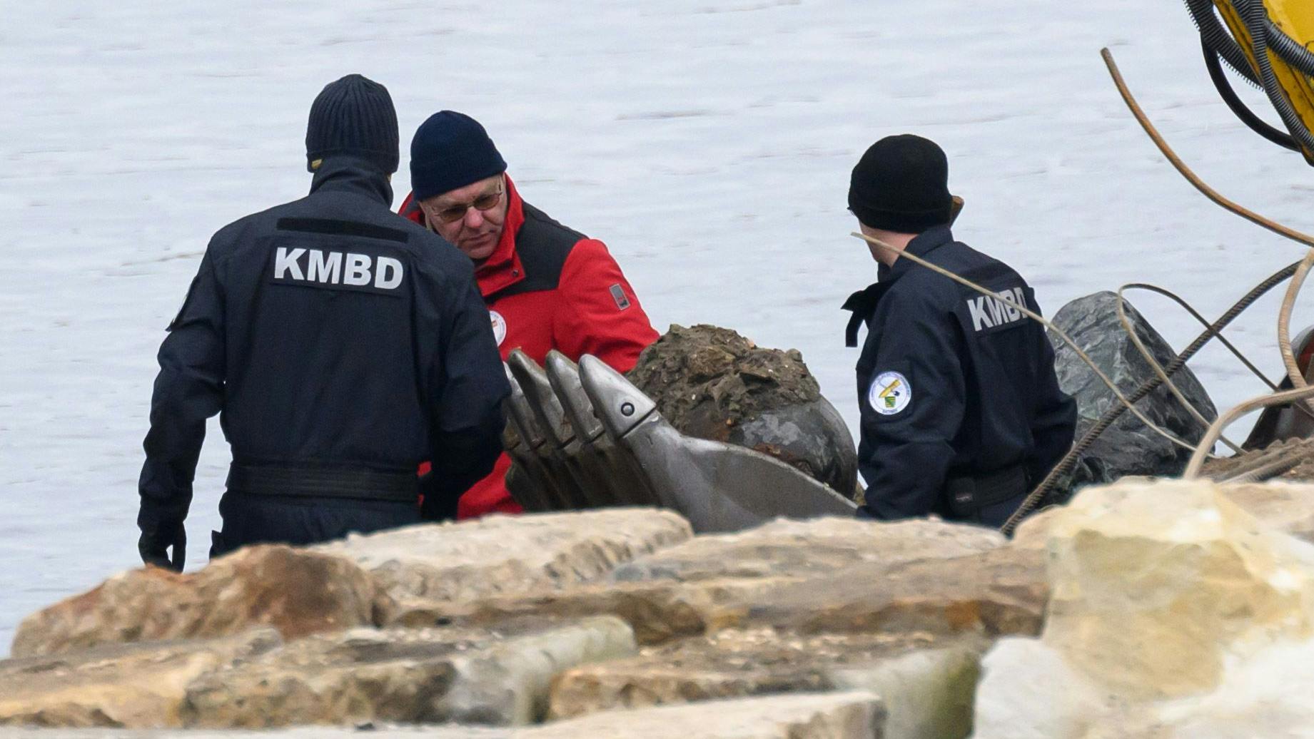 Mitarbeiter der Kampfmittelbeseitigung (KMBD) beim Fund einer Bombe Ende Januar 2025 an der teileingestürzten Carolabrücke in Dresden.