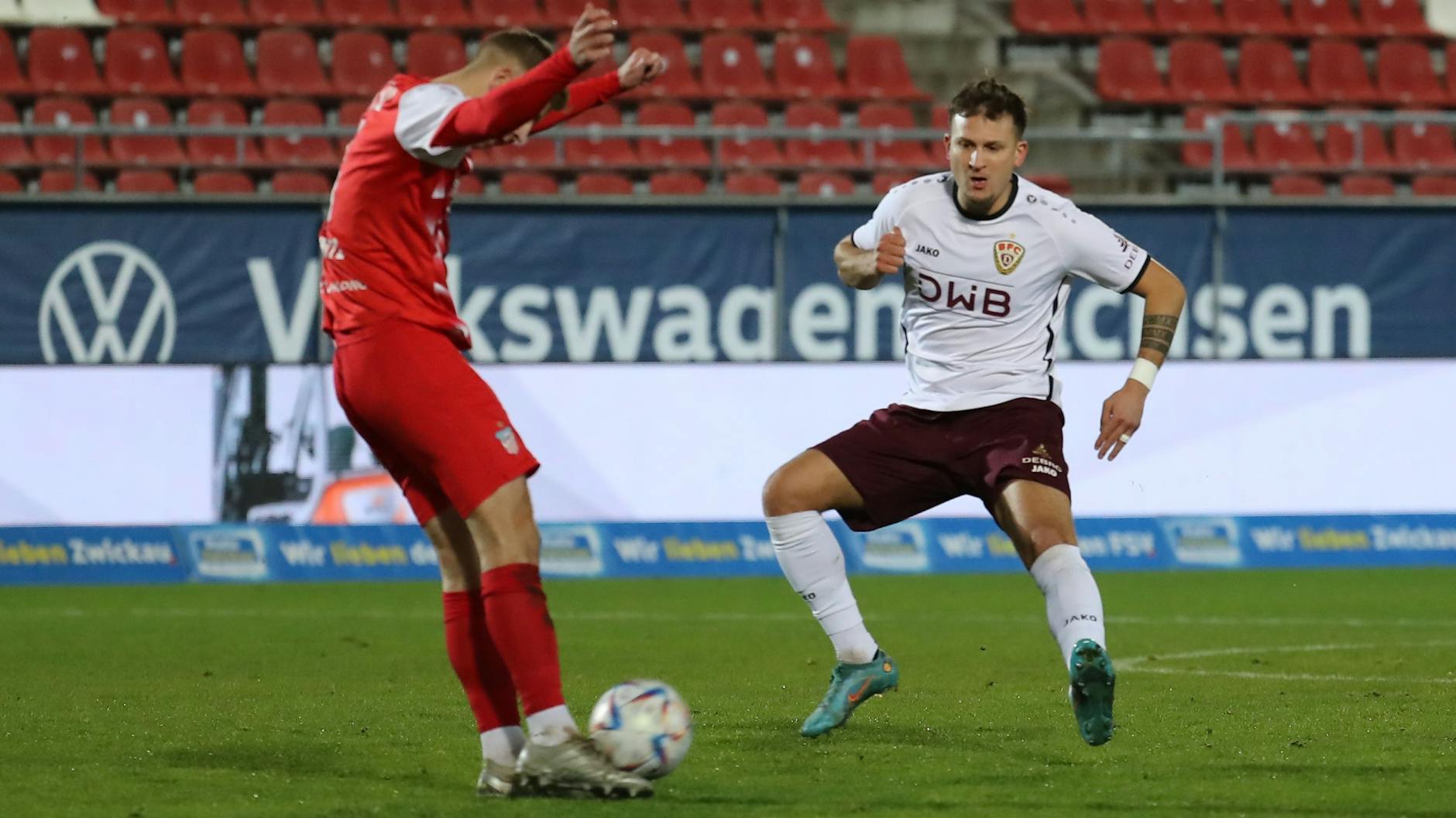 Mitte Dezember 2023 absolvierte Tugay Uzan (r.) in Zwickau sein letztes Spiel für den BFC Dynamo, danach kamen die Rückenbeschwerden.