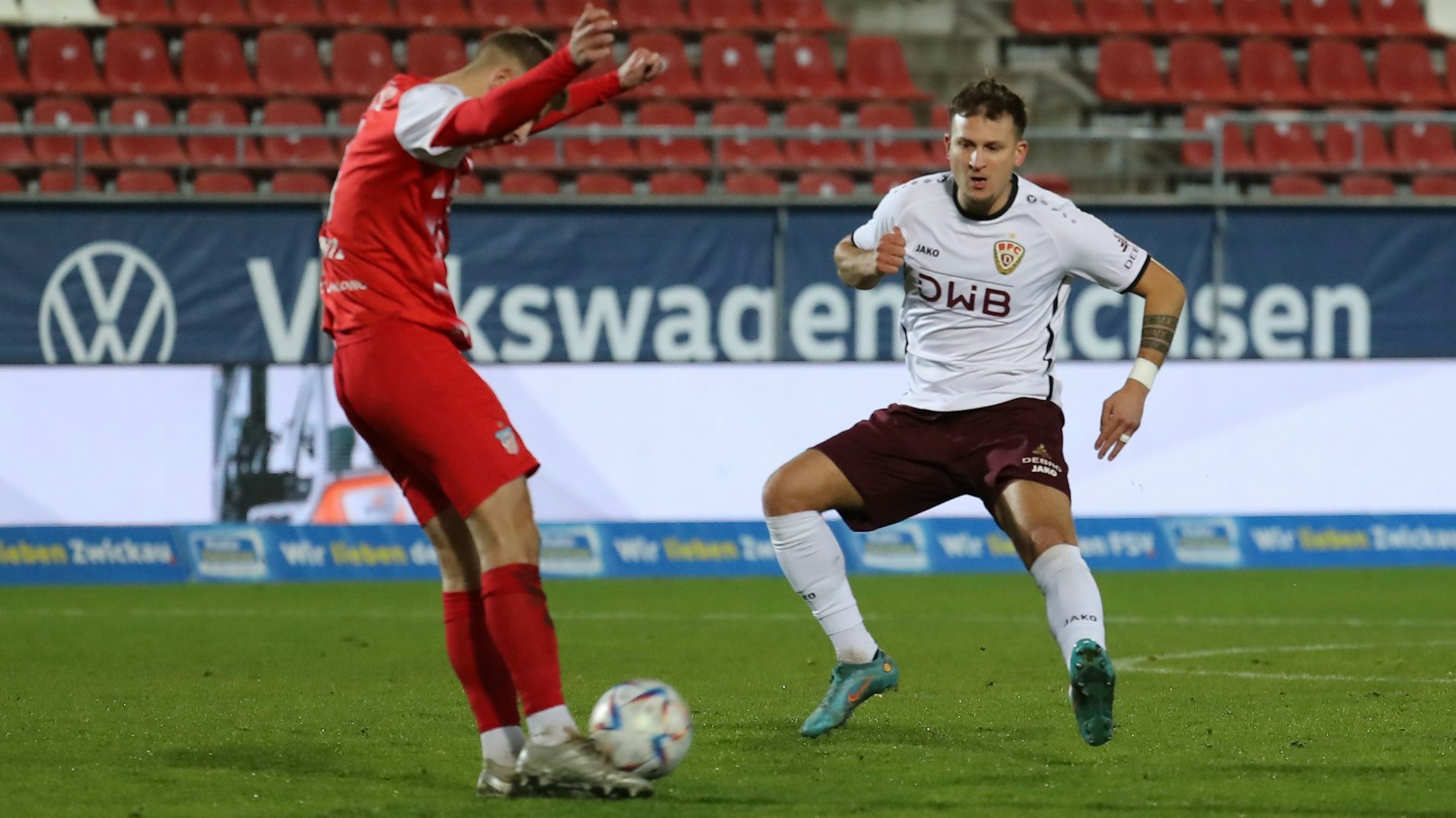 Mitte Dezember 2023 absolvierte Tugay Uzan (r.)&nbsp; in Zwickau sein letztes Spiel für den BFC Dynamo, danach kamen die Rückenbeschwerden.