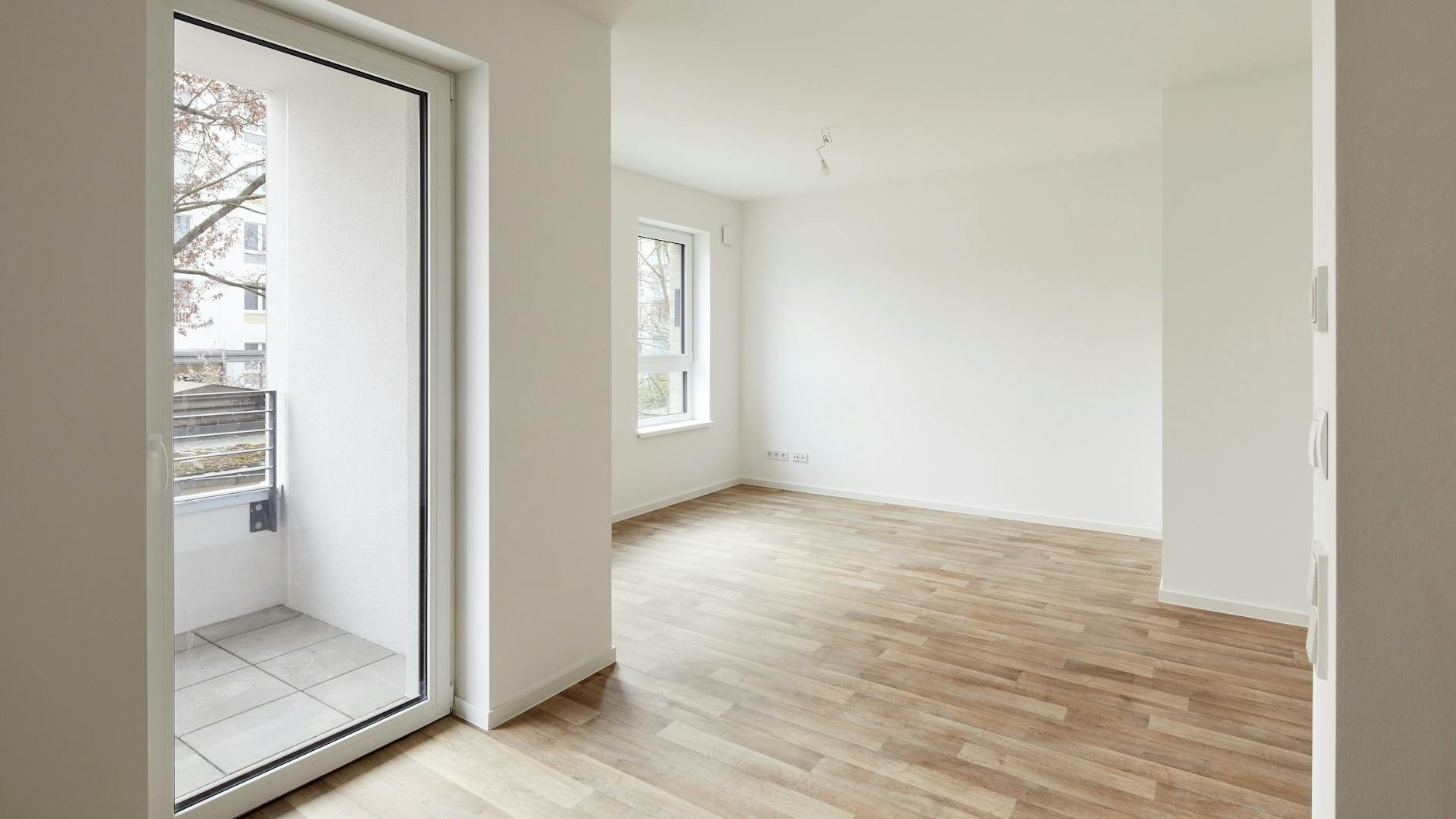 Der Blick in eine Ein-Zimmer-Wohnung mit Balkon in der Sewanstraße.
