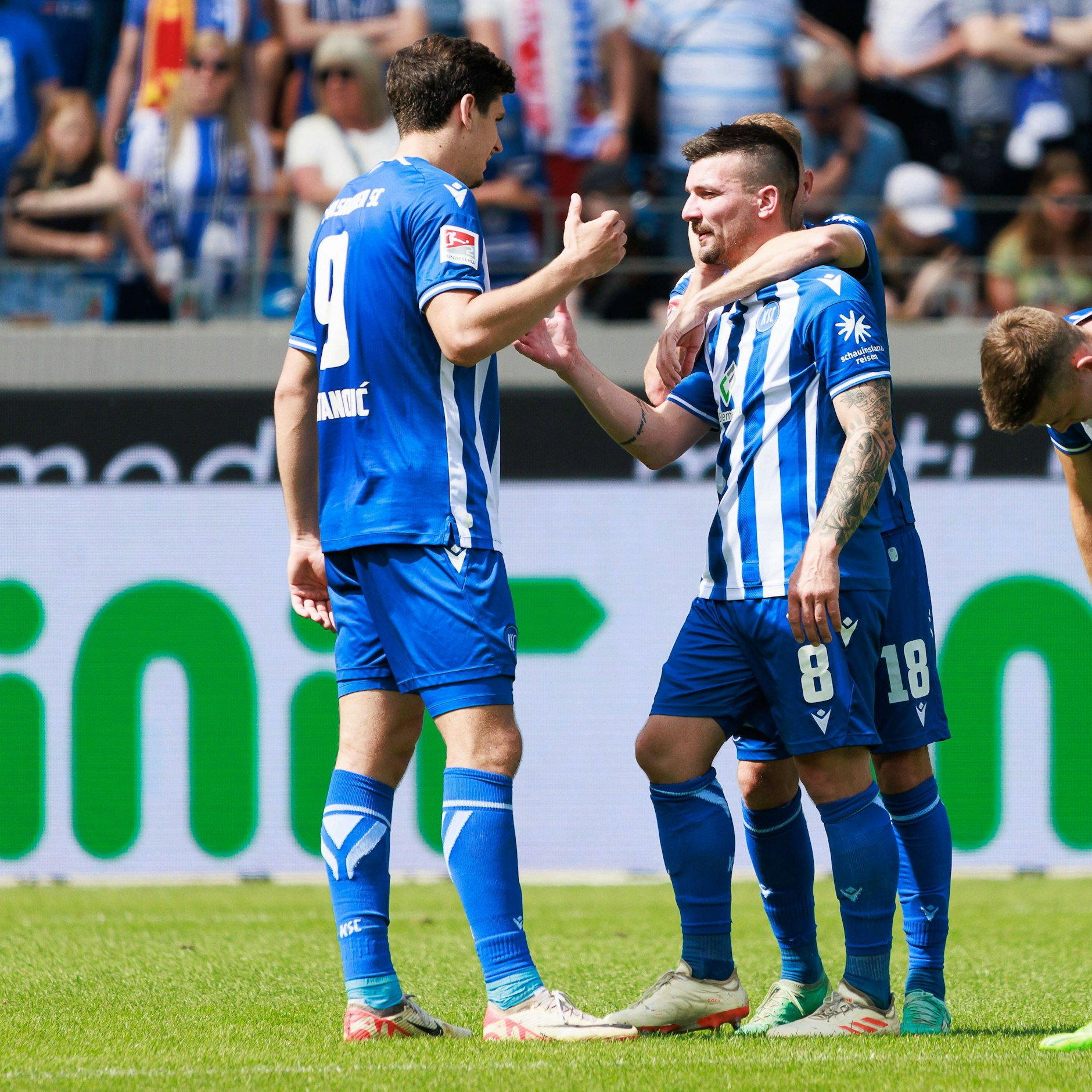 In der Saison 2023/24 spielte der Karlsruher mit blau-weiß gestreiftem Hemd – und hinten war es durchgängig blau.