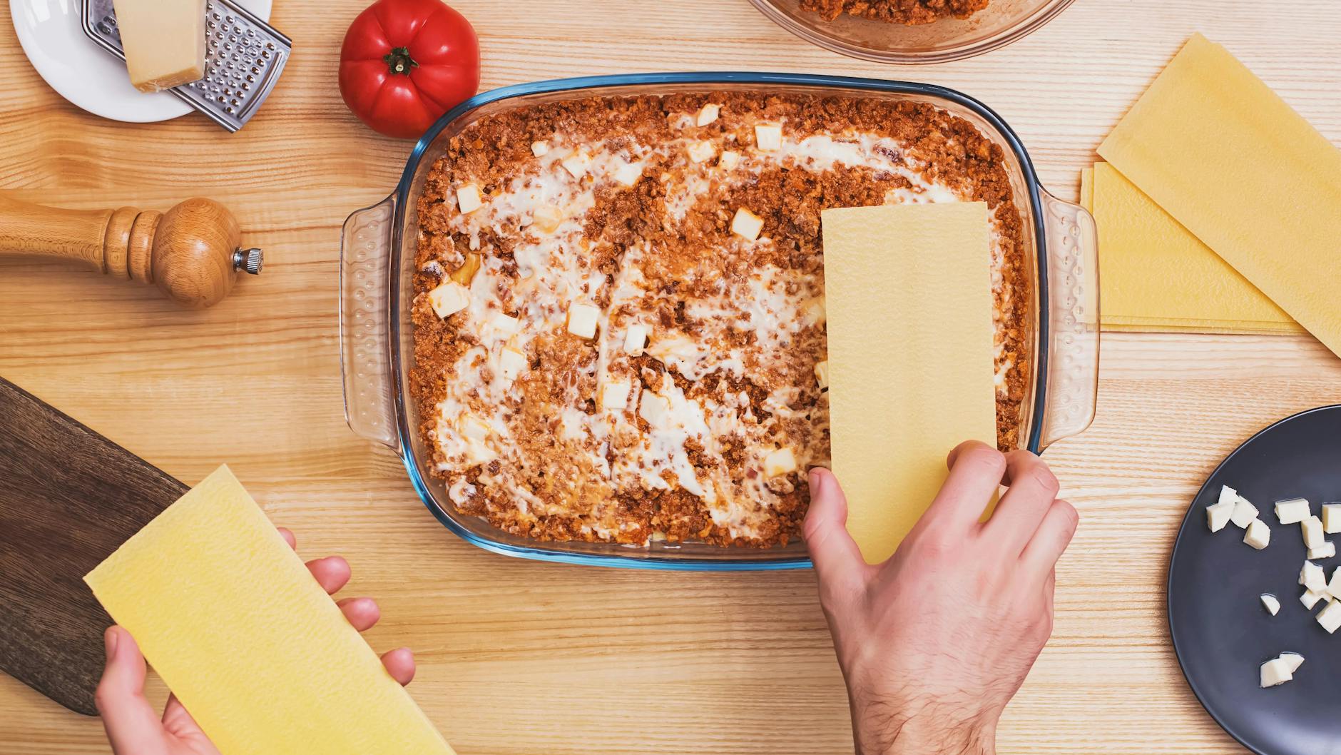 Sind die Soßen fertig zubereitet, geht es ans Schichten der Lasagne.