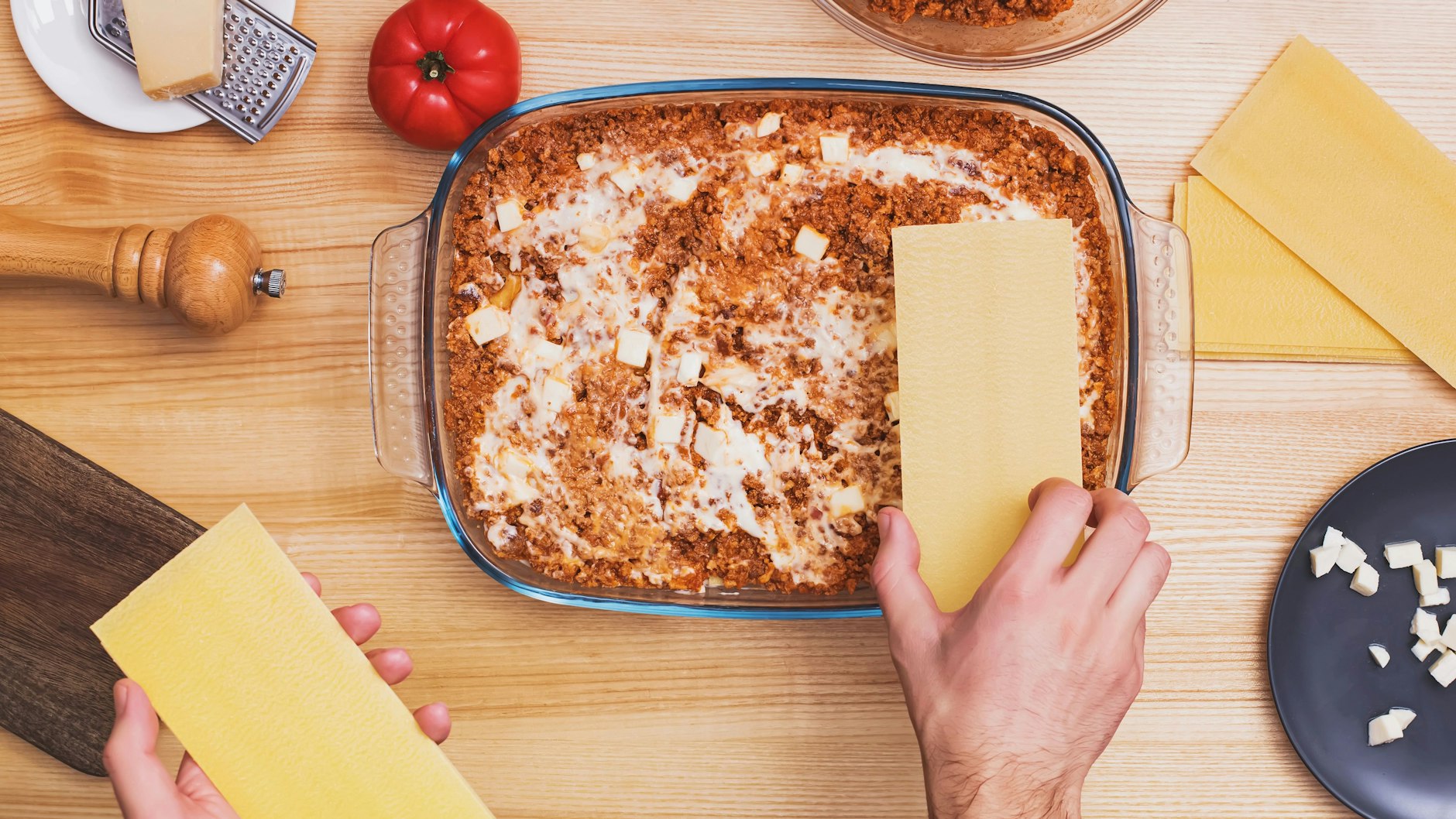 Sind die Soßen fertig zubereitet, geht es ans Schichten der Lasagne.