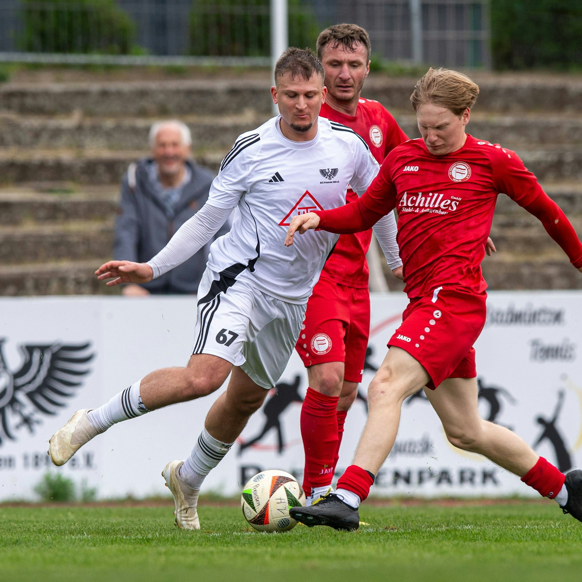 In der Vorsaison spielet Tugay Uzan (l.) noch für&nbsp; BFC Preussen, hier im Oberliga-Match gegen Sparta Lichtenberg.