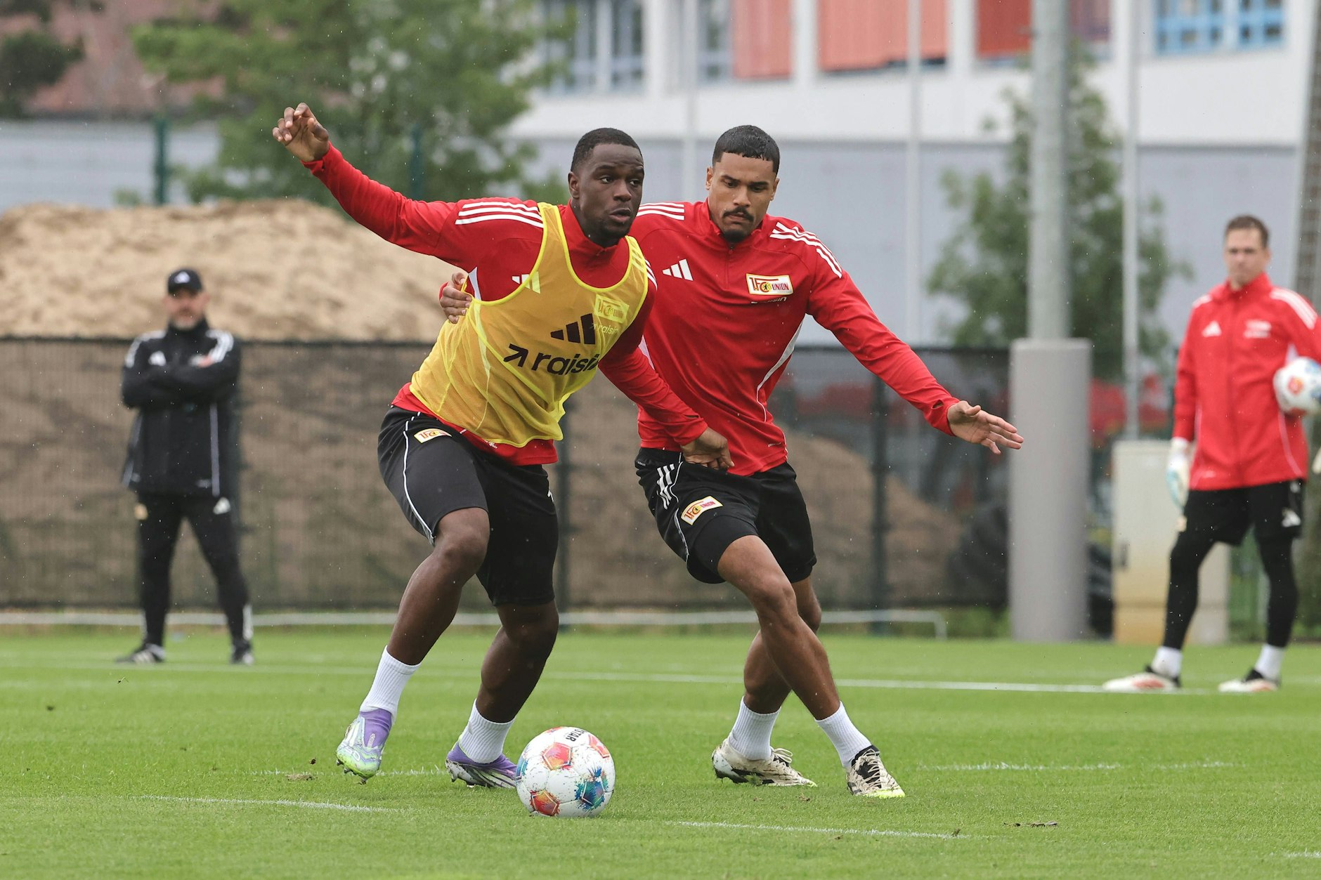 Ilyas Ansah und Danilho Doekhi (r.) duellieren sich im Training des 1. FC Union unter den Augen von Trainer Steffen Baumgart (l.).