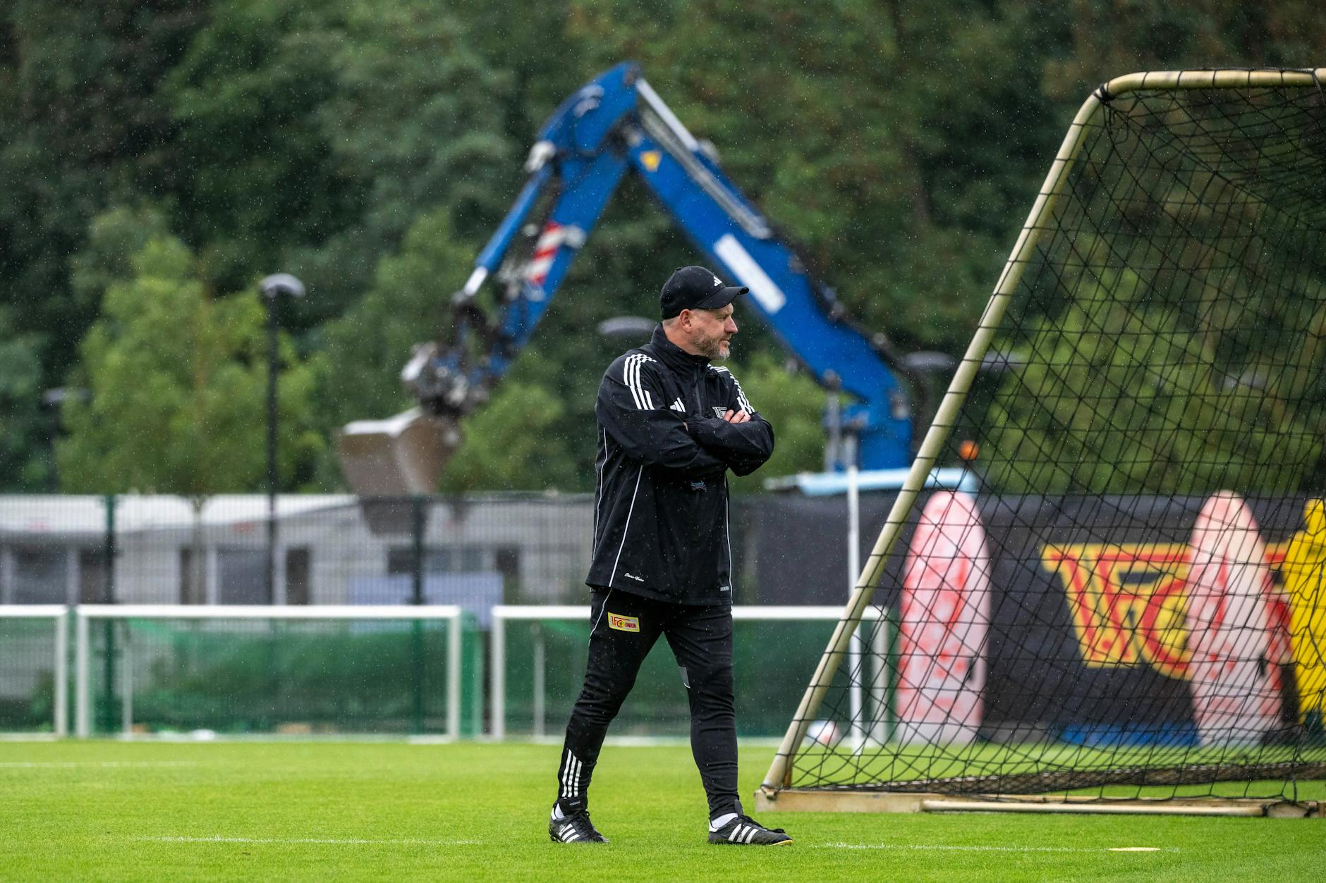 Einen Bagger braucht Steffen Baumgart (53) zwar nicht. Doch diverse Baustellen sieht der Trainer des 1. FC Union auch in Sachen Kaderplanung.