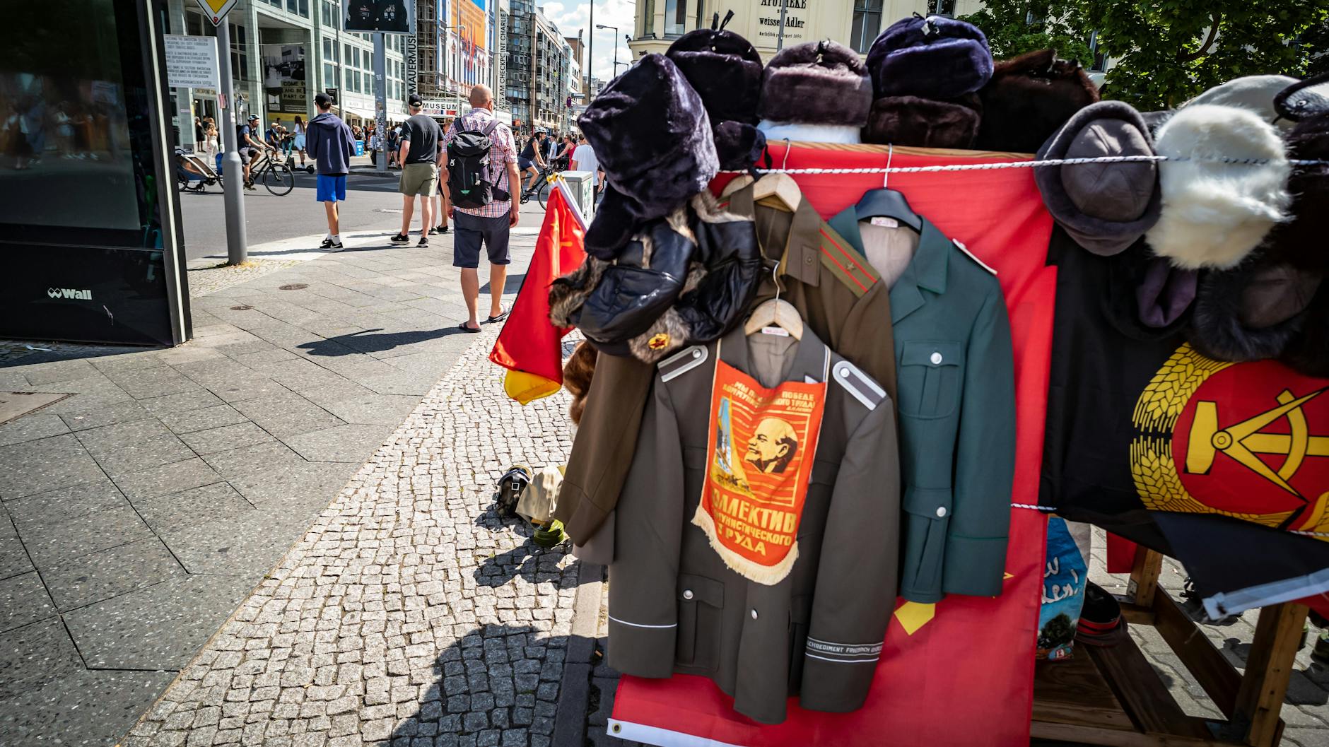 Ein Verkaufsstand am Checkpoint Charlie mit echten und falschen Relikten aus Kalter-Krieg-Zeiten.