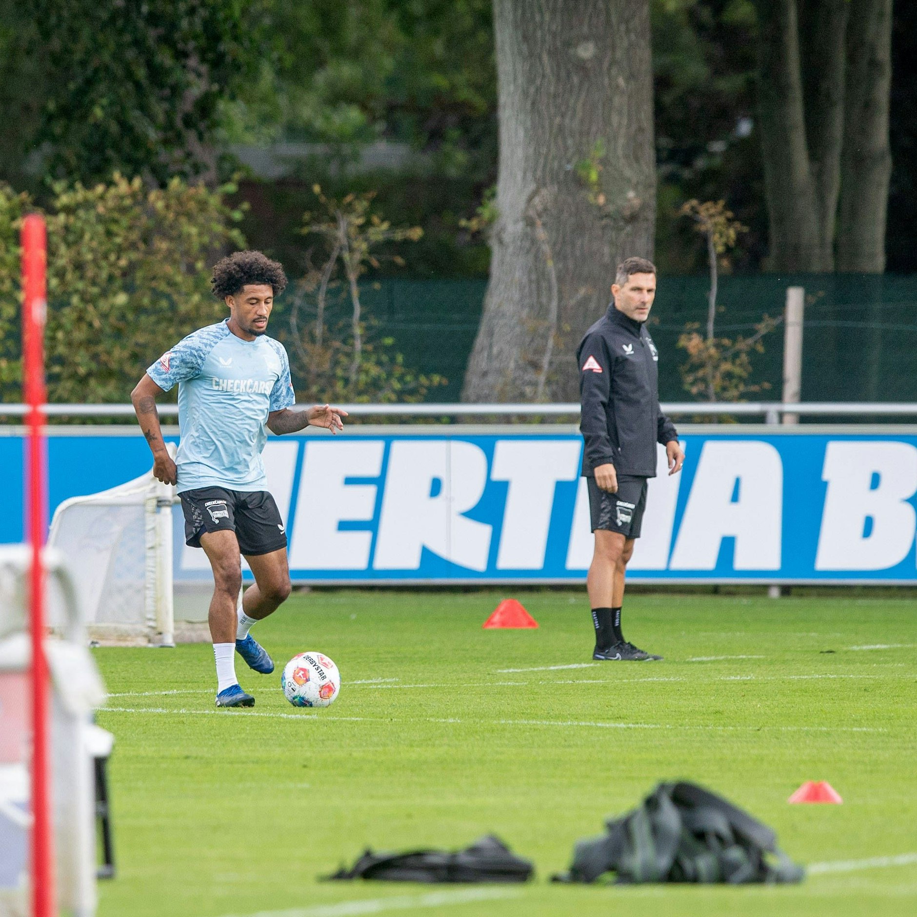 Endlich ist Jeremy Dudziak wieder am Ball. Das gefällt auch Hertha-Trainer Stefan Leitl.